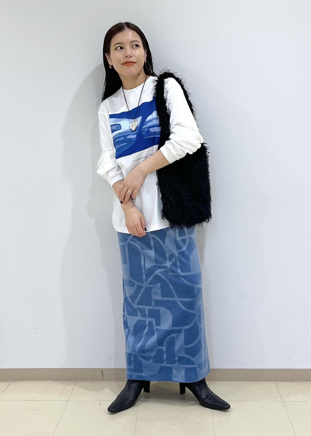 「ジェーンスミス、JANESMITH、クルーネック、プリント、ブルー、ロング、タイトスカート、ヒール、初秋コーデ、秋コーデ、デートコーデ、お出かけコーデ、モード、大人カジュアル、スカートスタイル」|「ADAM ET ROPE'の【洗える】エンボスベロアスカート(スカート、ブルー系)」を使った、adamtanakaさん(レディース・158cm)の夏コーディネートの2枚目の写真