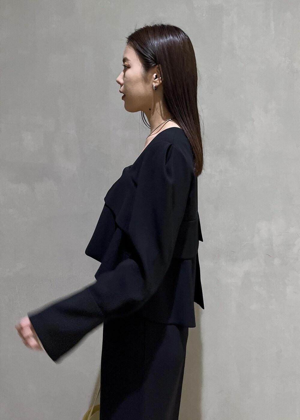 シルバー系のパンプスを着用したレディースの冬コーディネートの9枚目の写真