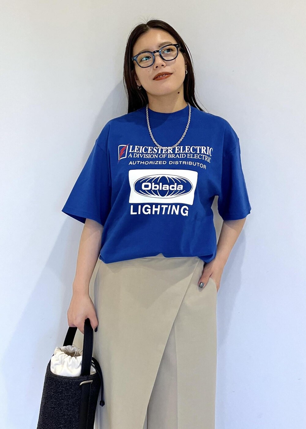 「バッグ、ミニバッグ、24ss夏の新作、oblada、オブラダ、ブルー、Tシャツ、ロゴ、プリント、パンツ、ADAM ET ROPÉ、FEMME、SDGs、サステナブル、骨格ストレート」｜「ADAM ET ROPE'の【サステナブル】ナロークロスストラップサンダル（サンダル、ブラック系）」を使った、adamtanakaさん（レディース・158cm）の夏コーディネートの6枚目の写真