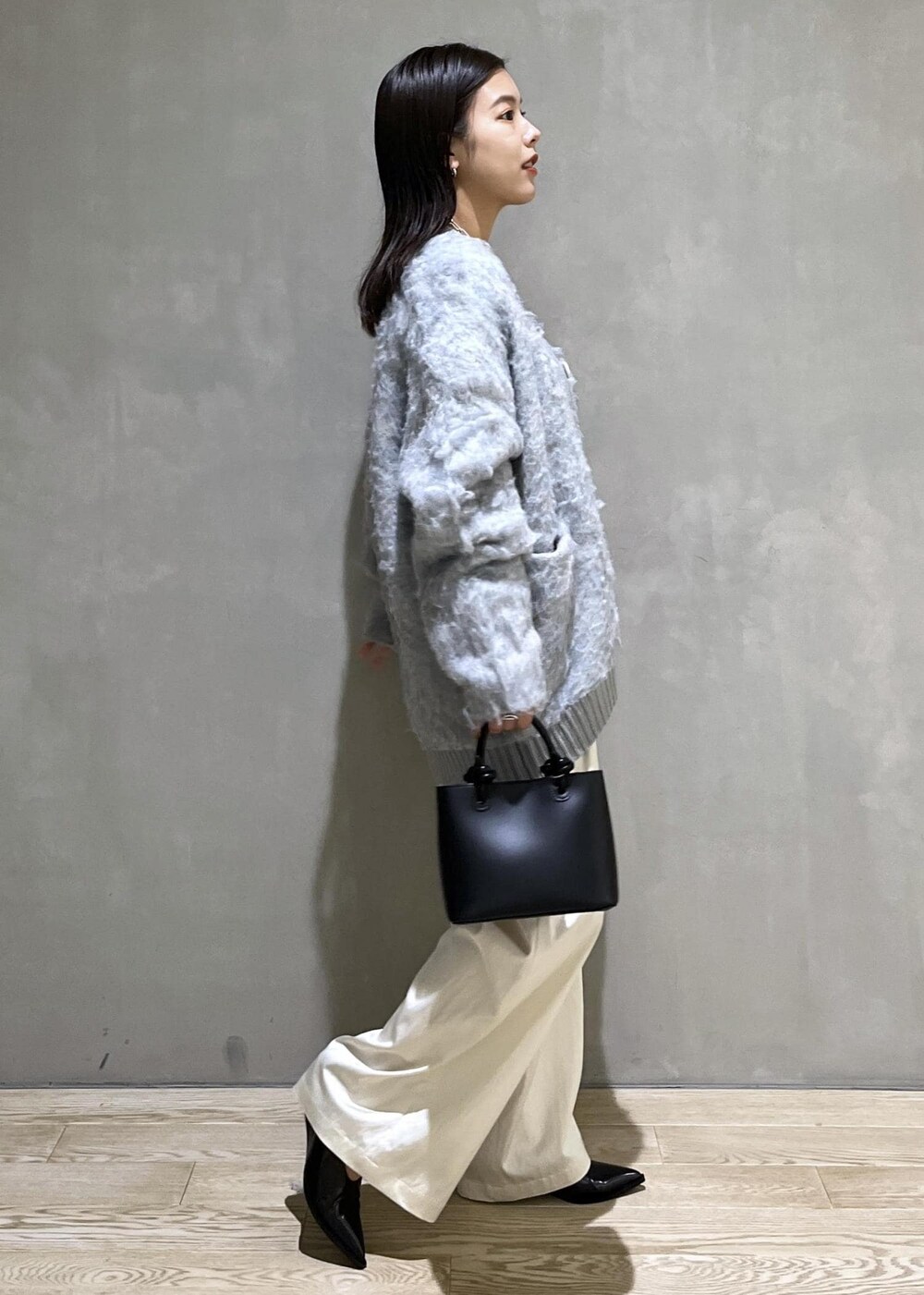 「バッグ、WEB限定、WEB限定商品、WEB限定アイテム、グレー、ADAM ET ROPÉ、FEMME、SDGs、サステナブル、骨格ストレート、イエベ、きれいめカジュアル、大人カジュアル、レイヤード、秋」｜「ADAM ET ROPE'のノットハンドルミニバッグ（ハンドバッグ、ブラック系）」を使った、adamtanakaさん（レディース・158cm）の秋コーディネートの4枚目の写真