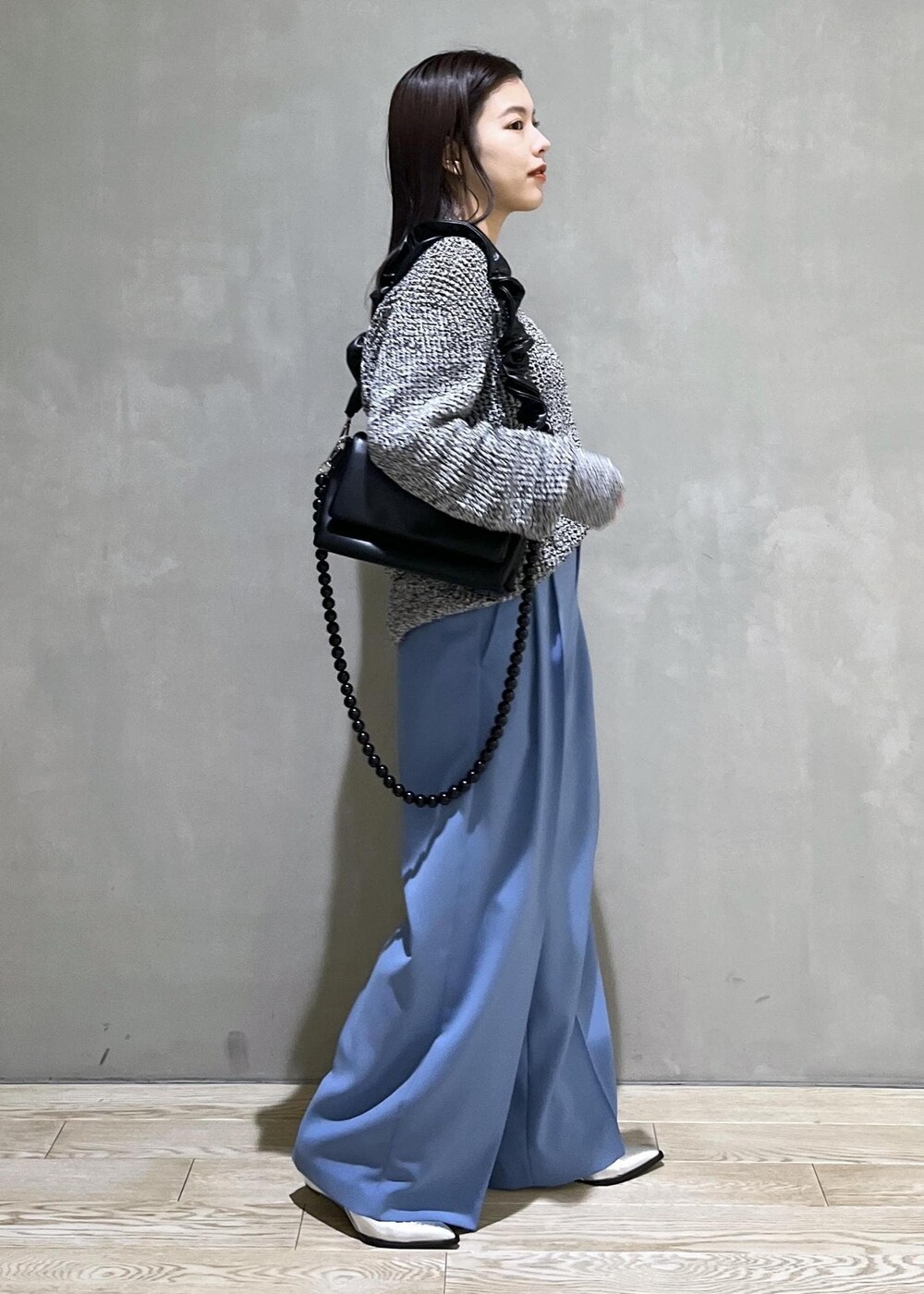 「メッシュ、パンツ、ワイドパンツ、スラックス、ブルー、パンプス、シルバー、バッグ、ショルダーバッグ、AER、WEB限定、WEB限定商品、WEB限定アイテム、アクセサリー、ネックレス」｜「ADAM ET ROPE'の【サステナブル】カスタムショルダーバッグ（ショルダーバッグ、ブラック系）」を使った、adamtanakaさん（レディース・158cm）の冬コーディネートの4枚目の写真