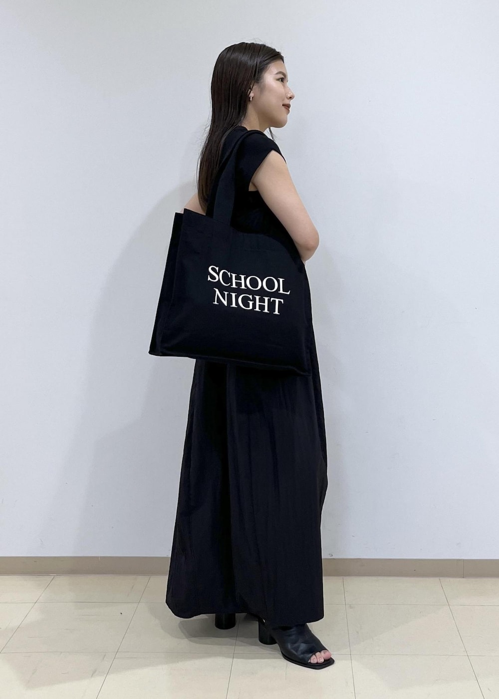 「ワンピース、サンダル、ブラックコーデ、バッグ、トートバッグ、IDEA、アイデア、ブラック、モード、ADAM ET ROPÉ、FEMME、SDGs、サステナブル、骨格ストレート、イエベ」｜「ADAM ET ROPE'のストレッチブーツサンダル（ブーツ、ブラック系）」を使った、adamtanakaさん（レディース・158cm）の夏コーディネートの6枚目の写真