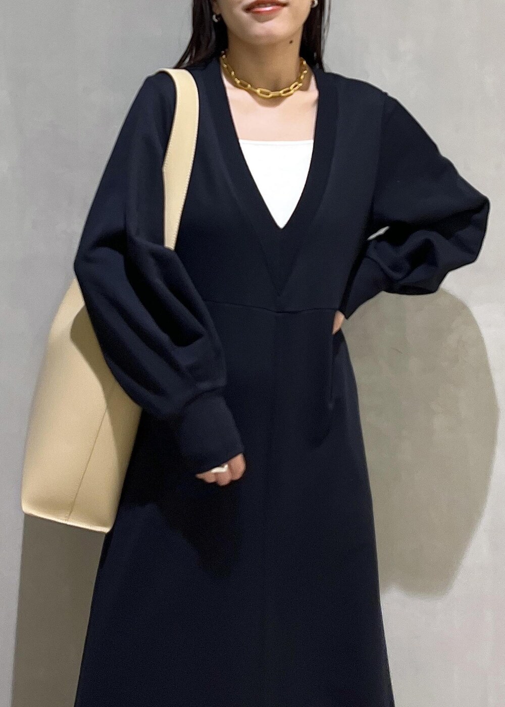 「バッグ、キャミソール、ブラック、ネックレス、アクセサリー、ADAM ET ROPÉ、FEMME、SDGs、サステナブル、骨格ストレート、イエベ、きれいめカジュアル、大人カジュアル、レイヤード、秋」｜「ADAM ET ROPE'の［新色追加］トラックソールストレッチブーツ（ブーツ、ブラック系）」を使った、adamtanakaさん（レディース・158cm）の秋コーディネートの5枚目の写真
