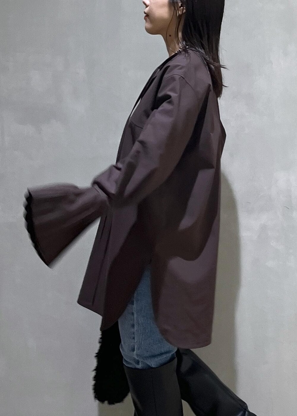 「バッグ、ハンドバッグ、プリーツ、Hai、ハイ、ネックレス、ブラック、ブラウン、長袖、ブラウス、シャツ、オーバーサイズ、ロング、ロングブーツ、ADAM ET ROPÉ」｜「ADAM ET ROPE'の【サステナブル】フリンジトート（ハンドバッグ、ブラック系）」を使った、adamtanakaさん（レディース・158cm）の夏コーディネートの6枚目の写真