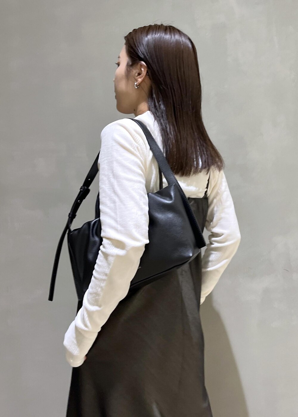 「ワンピース、MILLER、ミラー、別注、シューズ、トップス、ネックレス、アクセサリー、キャミワンピ、バッグ、ハンドバッグ、ブラック、ホワイト、ショルダーバッグ、プルオーバー」｜「ADAM ET ROPE'のトラックソールモカシンシューズ（ブーツ、ブラック系）」を使った、adamtanakaさん（レディース・158cm）の秋コーディネートの7枚目の写真