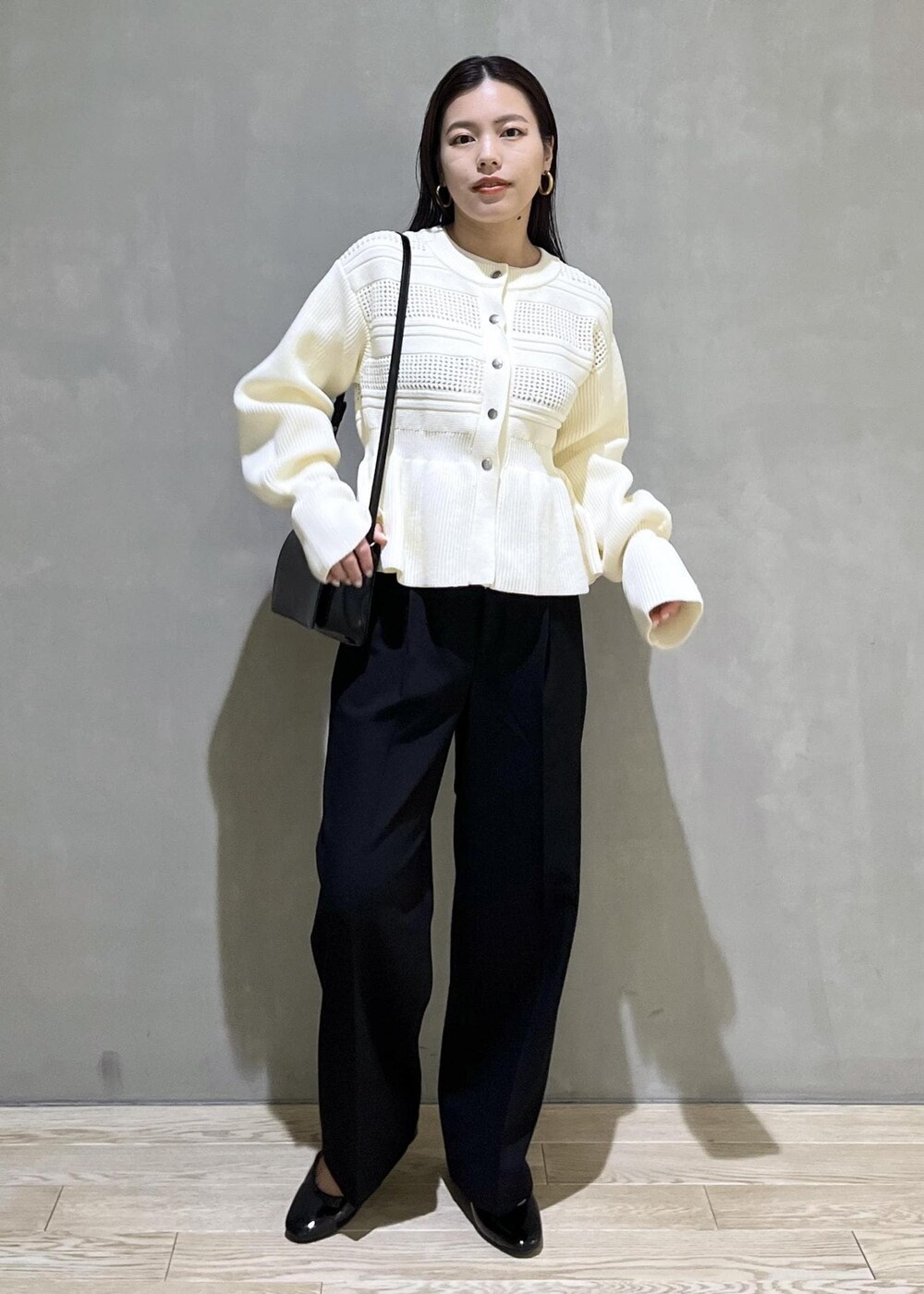 「バッグ、ワイドパンツ、ペプラム、WEB限定、WEB限定商品、WEB限定アイテム、AER、ADAM ET ROPÉ、FEMME、SDGs、サステナブル、骨格ストレート、イエベ、きれいめ、きれいめカジュアル」｜「ADAM ET ROPE'のエナメルウォレットショルダーバッグ（ショルダーバッグ、ブラック系）」を使った、adamtanakaさん（レディース・158cm）の冬コーディネートの2枚目の写真