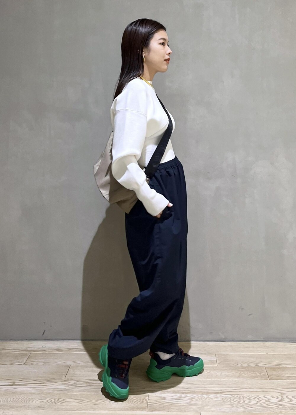 「ナイロンパンツ、バッグ、チョーカー、LACOSTE、ラコステ、PARROTTCANVAS、パロットキャンバス、ホワイト、ニット、パンツ、ネイビー、スニーカー、ADAM ET ROPÉ、FEMME、SDGs」｜「ADAM ET ROPE'のメタルカーブチョーカー（チョーカー、ゴールド系）」を使った、adamtanakaさん（レディース・158cm）の冬コーディネートの2枚目の写真