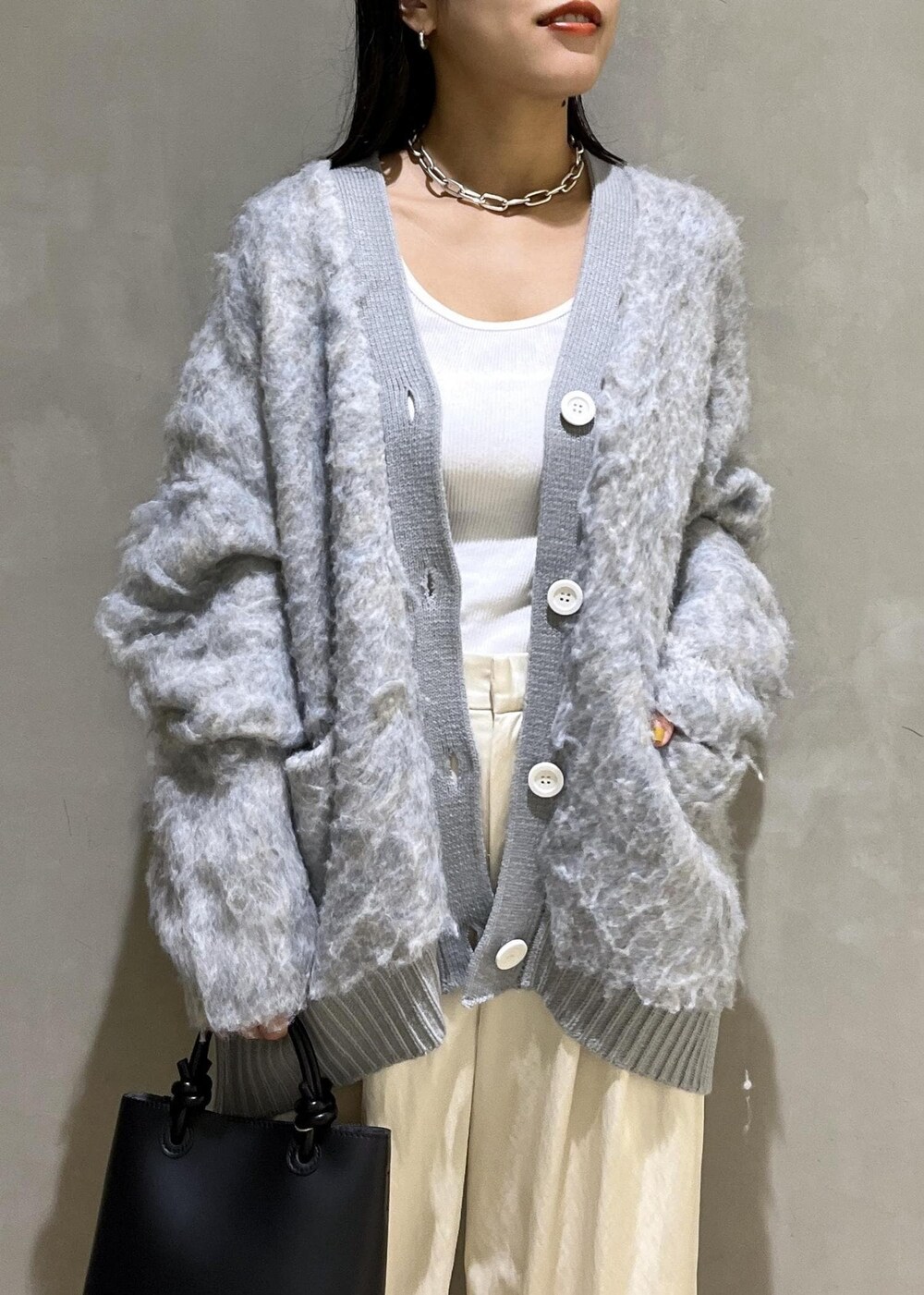 「バッグ、WEB限定、WEB限定商品、WEB限定アイテム、グレー、ADAM ET ROPÉ、FEMME、SDGs、サステナブル、骨格ストレート、イエベ、きれいめカジュアル、大人カジュアル、レイヤード、秋」｜「ADAM ET ROPE'のノットハンドルミニバッグ（ハンドバッグ、ブラック系）」を使った、adamtanakaさん（レディース・158cm）の秋コーディネートの5枚目の写真