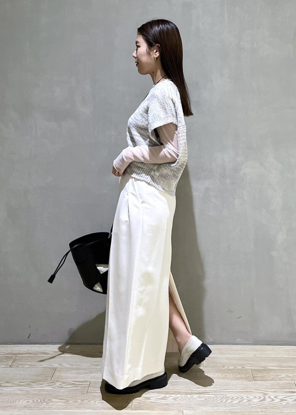 ホワイト系のローファー、ブラック系のトートバッグ、ホワイト系のスカートを着用したレディースの春コーディネートの5枚目の写真