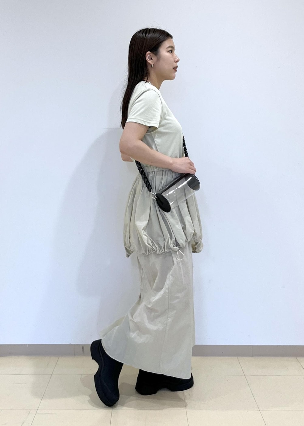 「24ss春の新作、24ss夏の新作、バッグ、ミニバッグ、Benamun、バングル、ワンピース、ADAM ET ROPÉ、FEMME、SDGs、サステナブル、骨格ストレート、イエベ、カジュアル、大人カジュアル」｜「ADAM ET ROPE'の【洗える】アシメバルーンワンピース（ワンピース、ベージュ系）」を使った、adamtanakaさん（レディース・158cm）の春コーディネートの4枚目の写真