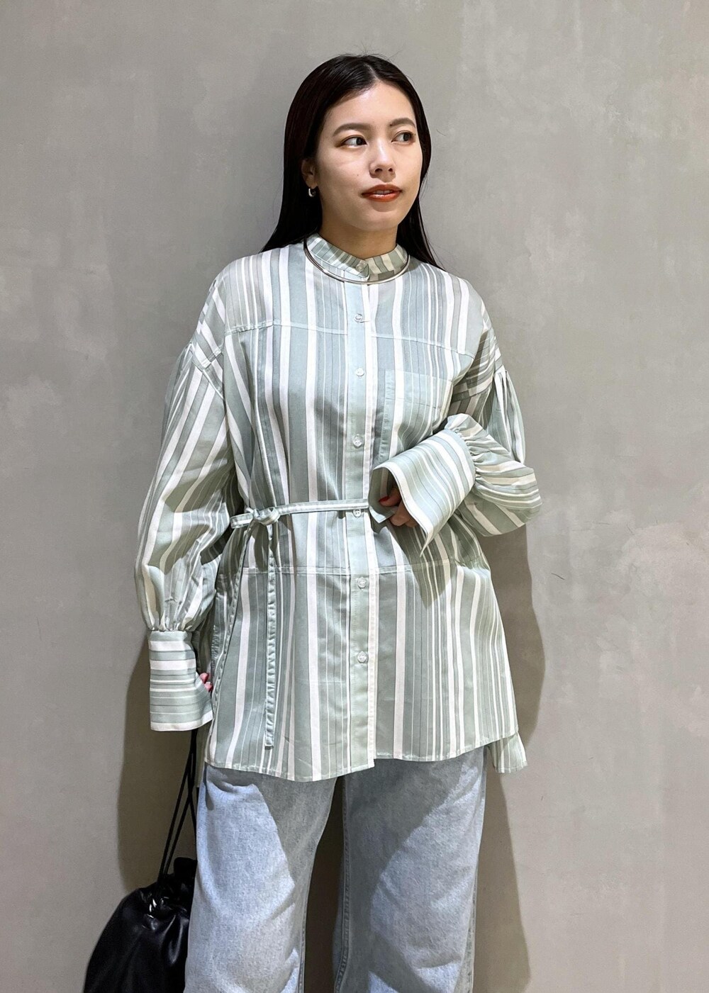 「24ss春の新作、WEB限定、WEB限定商品、WEB限定アイテム、シャツ、チュニックシャツ、デニム、Levis、リーバイス、別注、BIOTOP、サンダル、バッグ、ショルダーバッグ、ストライプ」｜「ADAM ET ROPE'の【サステナブル】ナロークロスストラップサンダル（サンダル、ブラック系）」を使った、adamtanakaさん（レディース・158cm）の春コーディネートの6枚目の写真