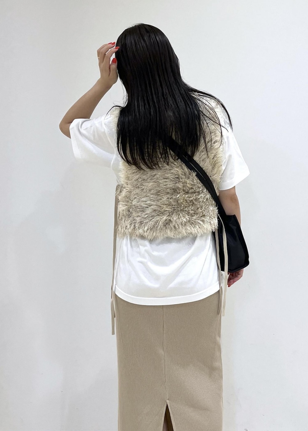 「ニット、フワフワ、ブラック、ロゴ、Tシャツ、半袖、夏コーデ、初秋コーデ、お出かけコーデ、大人カジュアル、レイヤード、スカートスタイル、ワントーンコーデ、カジュアルコーデ、ADAM ET ROPÉ」｜「MILLERの【Miller for ADAM ET ROPE'】別注WAFFLE SKIRT（スカート、ベージュ系）」を使った、adamtanakaさん（レディース・158cm）の夏コーディネートの9枚目の写真