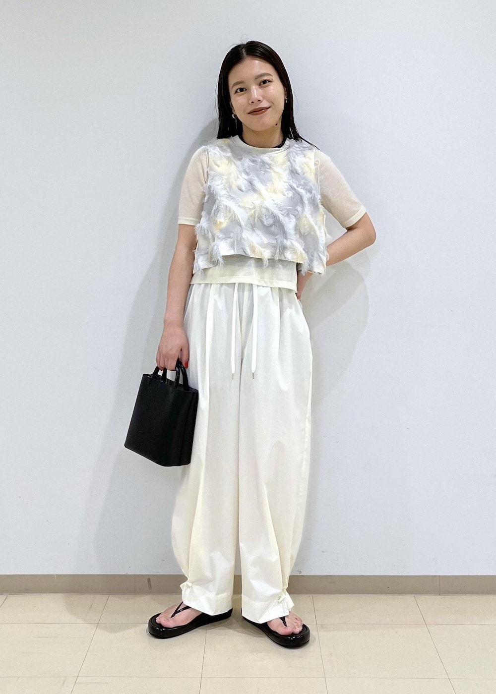 「ホワイトコーデ、フリンジ、シアー、サンダル、バッグ、ハンドバッグ、ADAM ET ROPÉ、FEMME、SDGs、サステナブル、骨格ストレート、イエベ、大人カジュアル、レイヤード、夏」｜「ADAM ET ROPE'のシアーハイゲージTEE（Tシャツ/カットソー、ホワイト系）」を使った、adamtanakaさん（レディース・158cm）の夏コーディネートの2枚目の写真