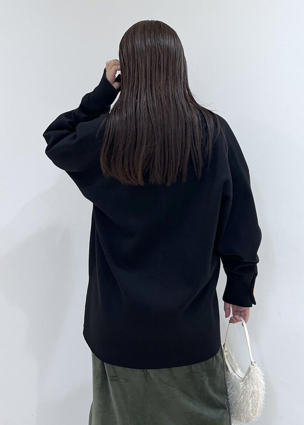 ブラック系のカーディガン/ボレロ、グリーン系のワンピース、ホワイト系のショルダーバッグを着用したレディースの秋コーディネートの9枚目の写真