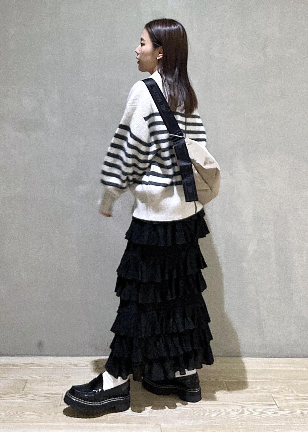 「バッグ、proenzaschouler、プロエンザスクーラー、ふわふわニット、WEB限定、WEB限定商品、WEB限定アイテム、SNaPMeAward23w、ニット、ボーダー、スカート、ローファー、ADAM ET ROPÉ、FEMME、SDGs」｜「ADAM ET ROPE'の【WEB限定】FOXWOOLミックス畦ニットプルオーバー（ニット/セーター、グレー系）」を使った、adamtanakaさん（レディース・158cm）の冬コーディネートの5枚目の写真