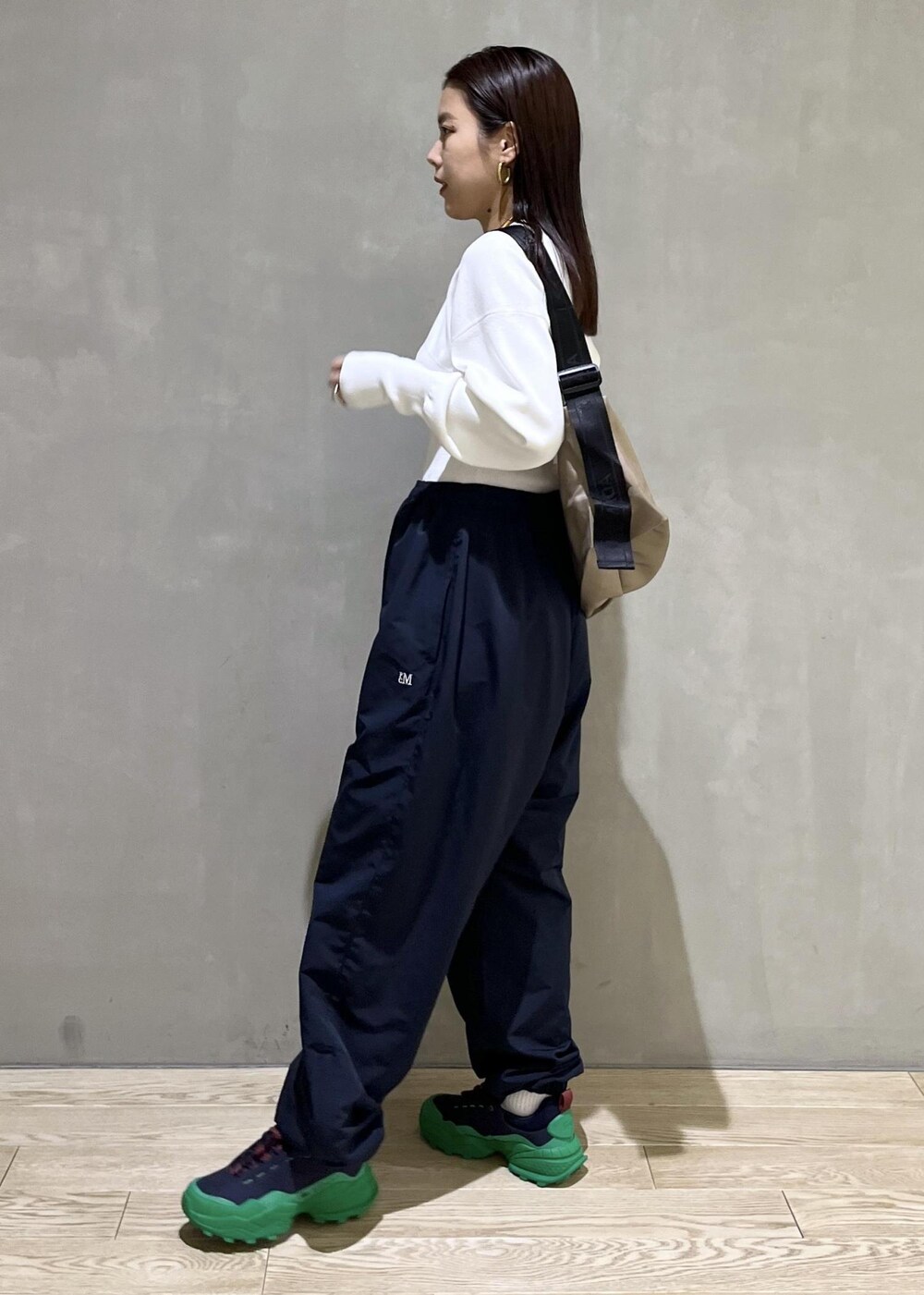 「ナイロンパンツ、バッグ、チョーカー、LACOSTE、ラコステ、PARROTTCANVAS、パロットキャンバス、ホワイト、ニット、パンツ、ネイビー、スニーカー、ADAM ET ROPÉ、FEMME、SDGs」｜「ADAM ET ROPE'のメタルカーブチョーカー（チョーカー、ゴールド系）」を使った、adamtanakaさん（レディース・158cm）の冬コーディネートの4枚目の写真
