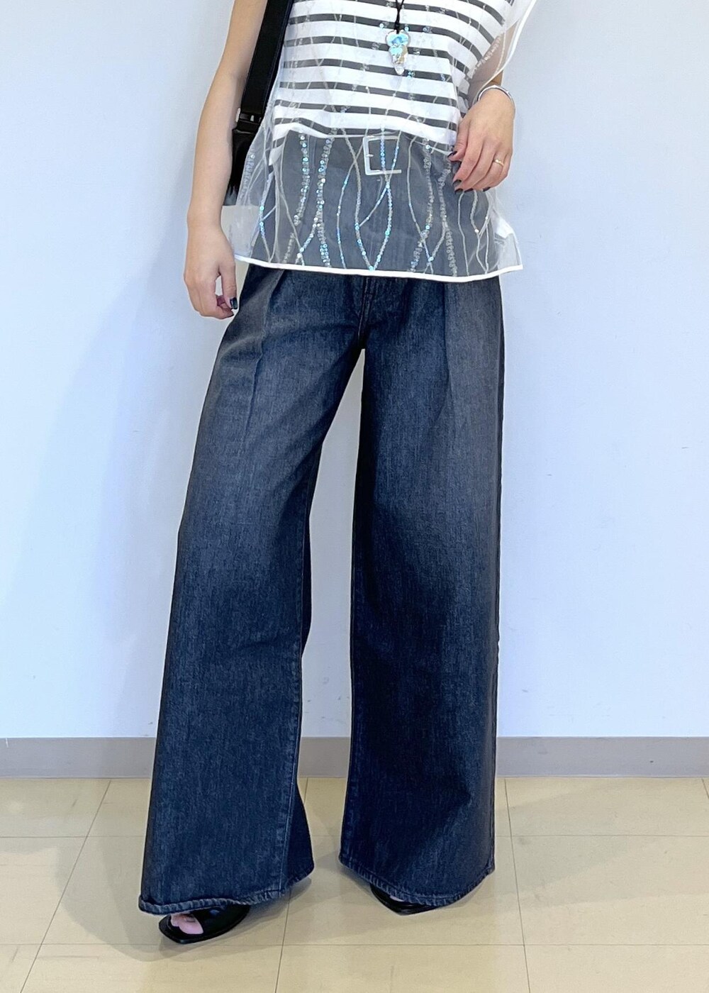 「NEEDBY、ニードバイ、バッグ、Benamun、24ss夏の新作、別注、ブラック、ホワイト、カットソー、デニム、ワイド、ADAM ET ROPÉ、FEMME、SDGs、サステナブル」｜「ADAM ET ROPE'のストレッチブーツサンダル（ブーツ、ブラック系）」を使った、adamtanakaさん（レディース・158cm）の夏コーディネートの10枚目の写真
