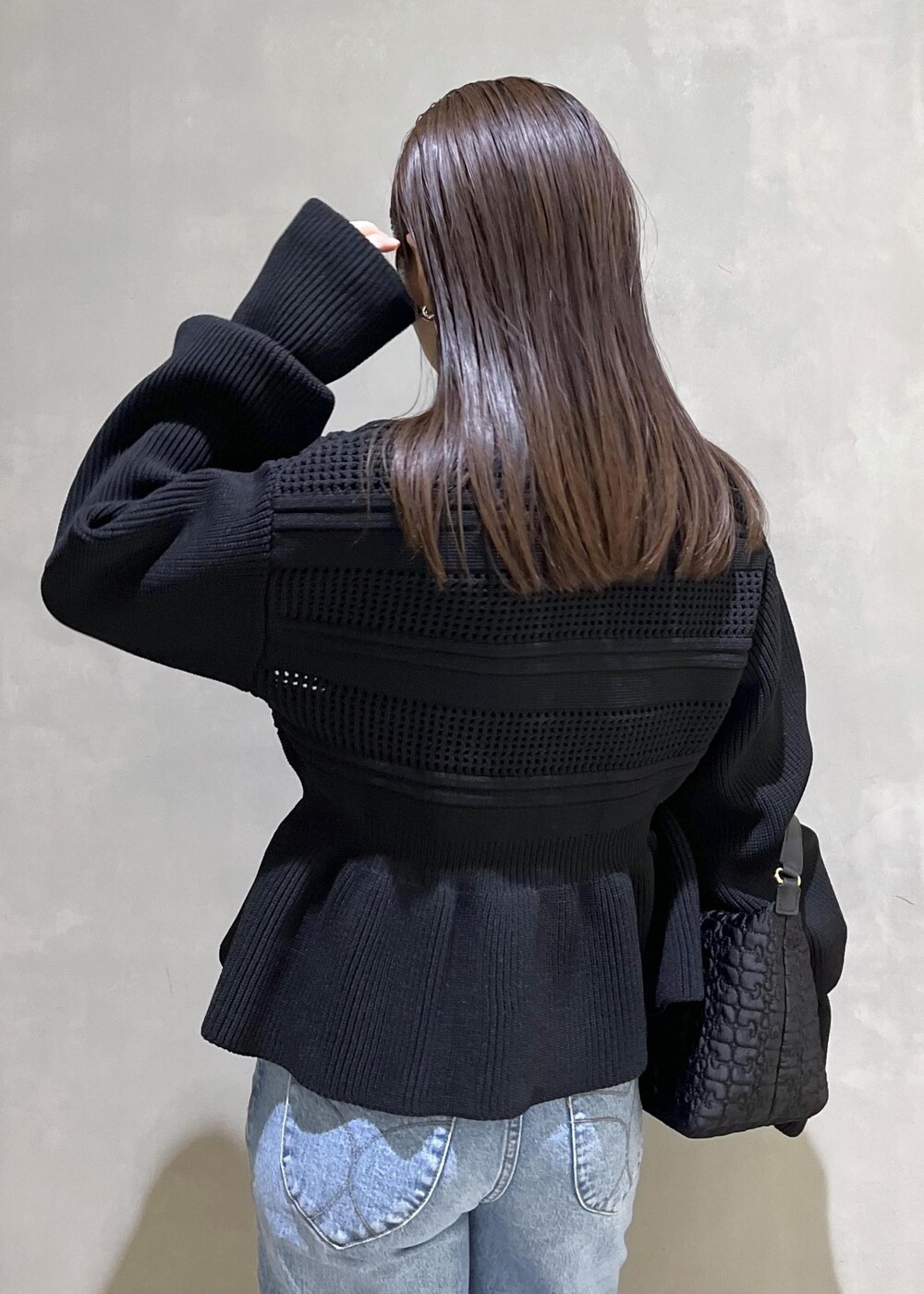 「ROLLAS、ローラス、ローラスデニム、GANNI、ガニー、WEB限定、WEB限定商品、WEB限定アイテム、AER、ペプラム、デニム、バッグ、ハンドバッグ、ブーツ、ブラックコーデ」｜「ADAM ET ROPE'のラムレザーミドルブーツ（ブーツ、ブラック系）」を使った、adamtanakaさん（レディース・158cm）の冬コーディネートの8枚目の写真