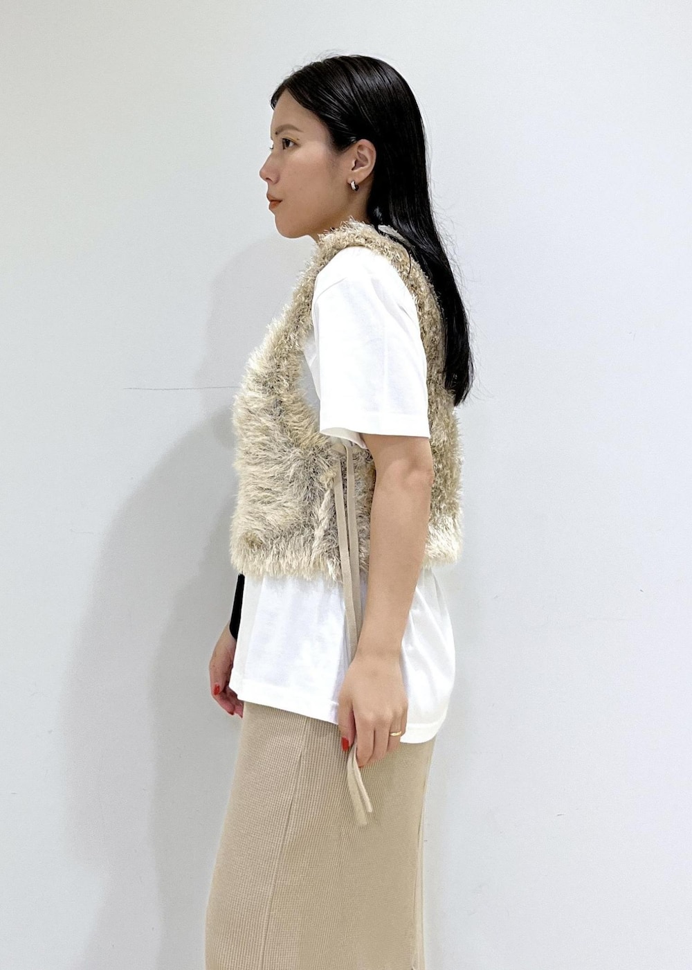 「ニット、フワフワ、ブラック、ロゴ、Tシャツ、半袖、夏コーデ、初秋コーデ、お出かけコーデ、大人カジュアル、レイヤード、スカートスタイル、ワントーンコーデ、カジュアルコーデ、ADAM ET ROPÉ」｜「MILLERの【Miller for ADAM ET ROPE'】別注WAFFLE SKIRT（スカート、ベージュ系）」を使った、adamtanakaさん（レディース・158cm）の夏コーディネートの8枚目の写真