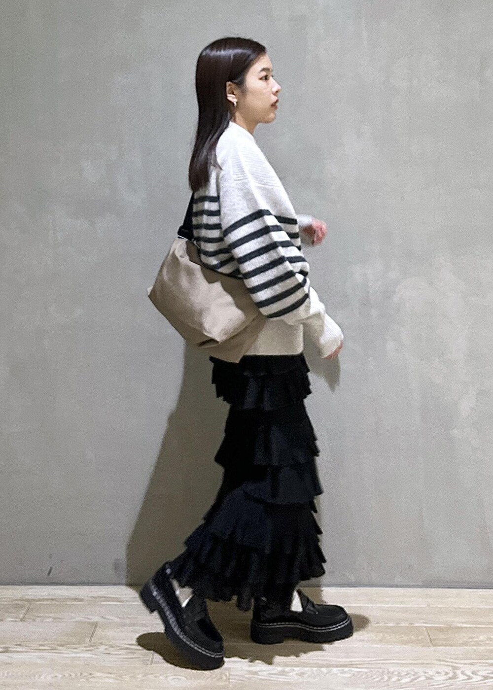 「バッグ、proenzaschouler、プロエンザスクーラー、ふわふわニット、WEB限定、WEB限定商品、WEB限定アイテム、SNaPMeAward23w、ニット、ボーダー、スカート、ローファー、ADAM ET ROPÉ、FEMME、SDGs」｜「ADAM ET ROPE'の【WEB限定】FOXWOOLミックス畦ニットプルオーバー（ニット/セーター、グレー系）」を使った、adamtanakaさん（レディース・158cm）の冬コーディネートの3枚目の写真