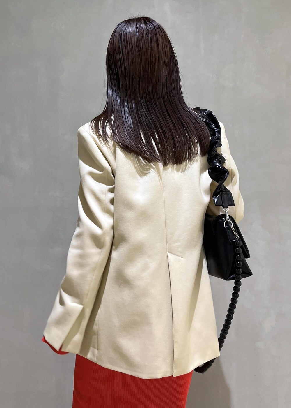 ブラック系のローファー、レッド系のスカート、レッド系のカーディガン/ボレロを着用したレディースの冬コーディネートの8枚目の写真