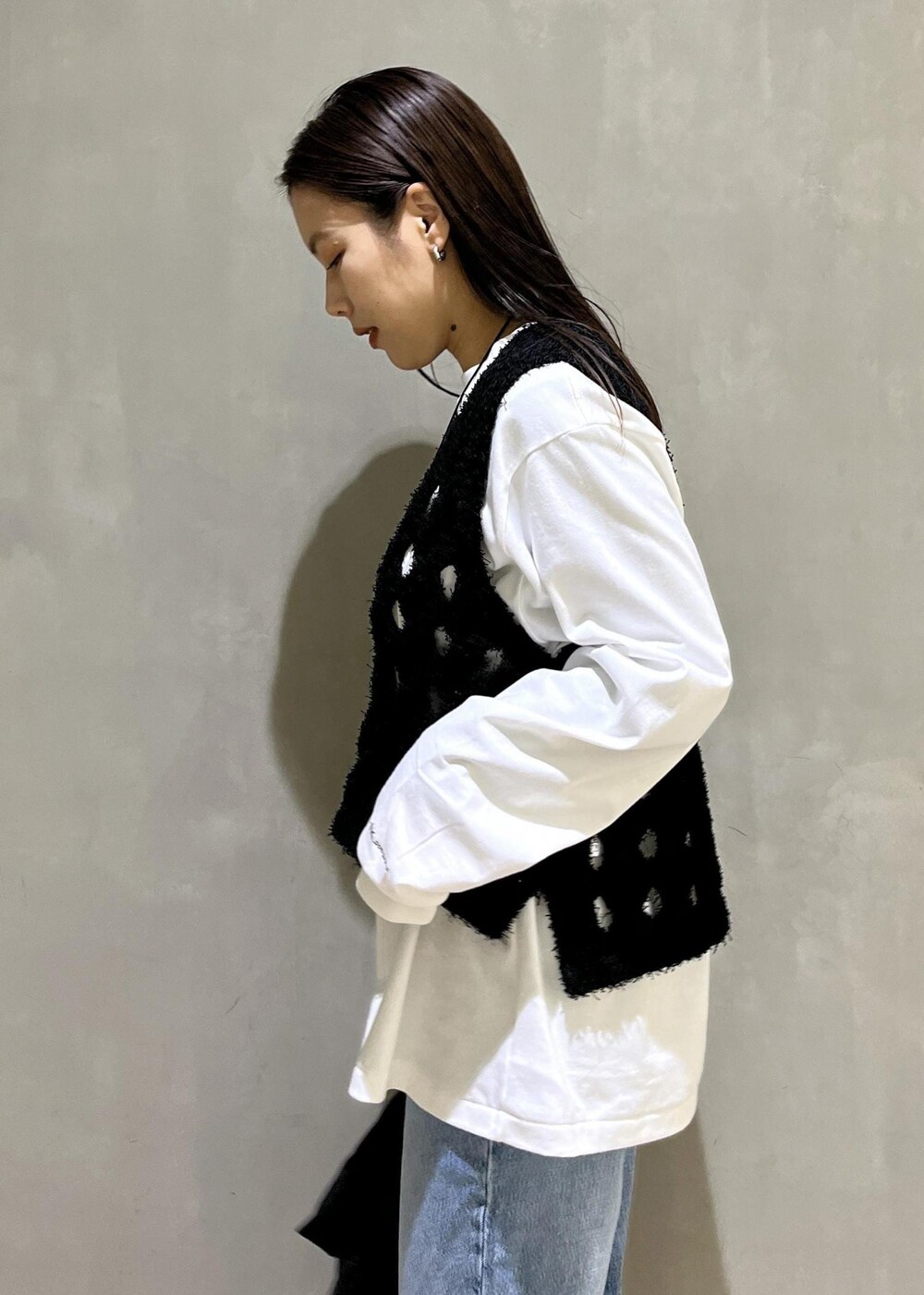 「24ss春の新作、AER、WEB限定、WEB限定商品、WEB限定アイテム、JANESMITH、ジェーンスミス、ROLLAS、ローラス、ローラスデニム、別注、BenAmun、AMOMENTO、アモーメント、プリントT」｜「ROLLA'Sの【ROLLA'S for ADAM ET ROPE'】別注 EASTCOAST FLARE ANKLE（デニムパンツ、ブルー系）」を使った、adamtanakaさん（レディース・158cm）の冬コーディネートの7枚目の写真
