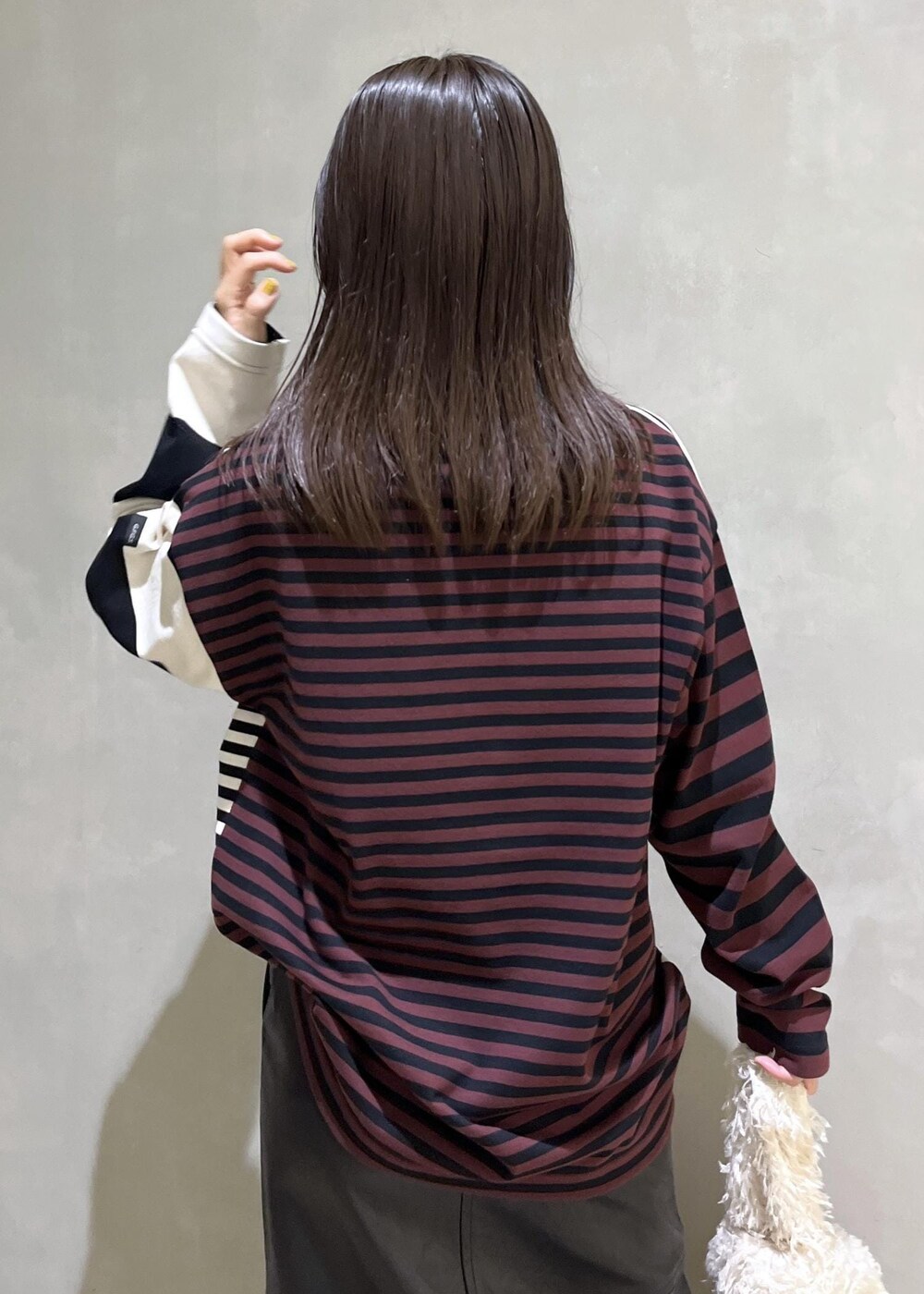 「バッグ、ロングブーツ、フェイクレザー、タイトスカート、別注、g.f.g.s.、ジーエフジーエス、フリンジ、ボーダー、ブーツ、ADAM ET ROPÉ、FEMME、SDGs、サステナブル、骨格ストレート」｜「ADAM ET ROPE'のフェイクレザーロングスカート（スカート、ブラック系）」を使った、adamtanakaさん（レディース・158cm）の秋コーディネートの7枚目の写真