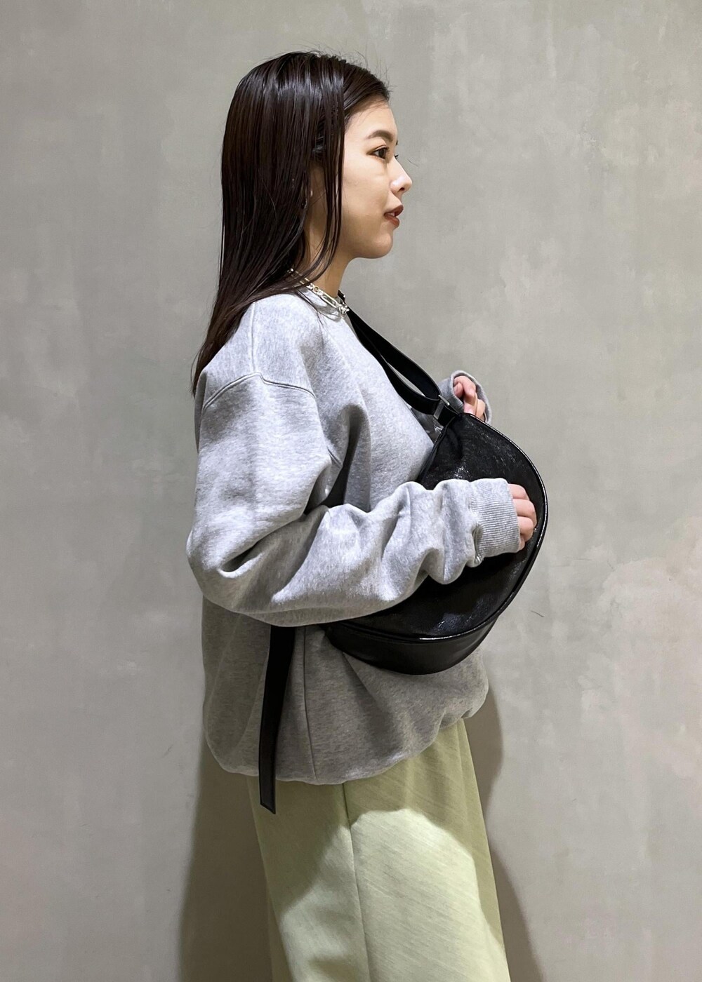 「バッグ、ショルダーバッグ、スニーカー、adidas、アディダス、アニエスベー、agnesb、別注、コラボ、ADAM ET ROPÉ、FEMME、SDGs、サステナブル、骨格ストレート、イエベ」｜「ADAM ET ROPE'の【LES BIJOUX】MIXチェーンネックレス（ネックレス、シルバー系）」を使った、adamtanakaさん（レディース・158cm）の冬コーディネートの8枚目の写真