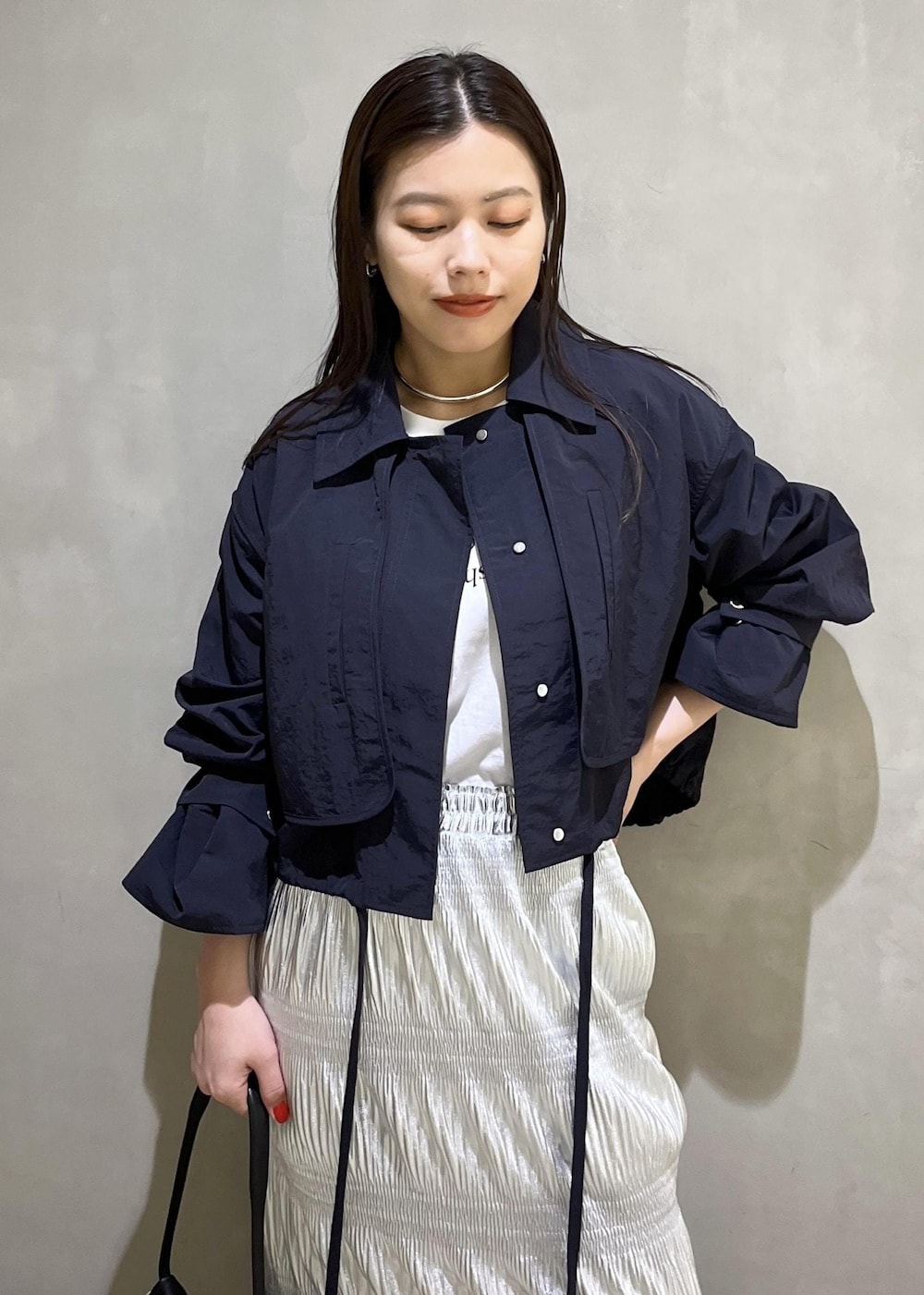 「24ss春の新作、AER、WEB限定、WEB限定商品、WEB限定アイテム、ブルゾン、アウター、ネイビー、Tシャツ、ロゴ、スカート、シルバー、メタリック、ブーツ、サンダル」｜「ADAM ET ROPE'のメタルカーブチョーカー（チョーカー、シルバー系）」を使った、adamtanakaさん（レディース・158cm）の春コーディネートの6枚目の写真