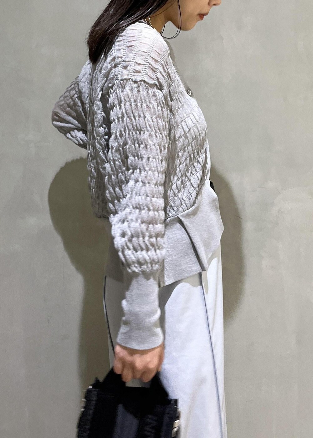 「GANNI、ガニー、WEB限定、WEB限定商品、WEB限定アイテム、シアー、ペプラム、グレー、ニット、ライトグレー、スカート、フレア、フレアスカート、ブーツ、ADAM ET ROPÉ」｜「ADAM ET ROPE'の【晴雨兼用】ウォータープルーフトラックソールロングブーツ（ブーツ、ブラック系）」を使った、adamtanakaさん（レディース・158cm）の夏コーディネートの8枚目の写真
