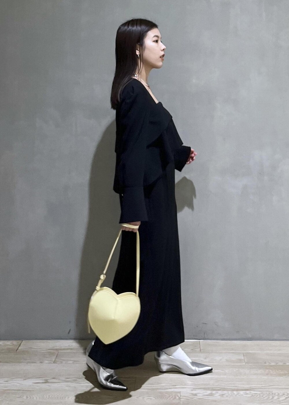 シルバー系のパンプスを着用したレディースの冬コーディネートの3枚目の写真