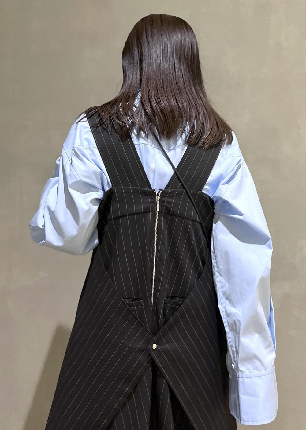 「2WAY、チュニック、ブラック、ホワイト、ポシェット、ブルー、長袖、シャツ、ストライプ、フリンジ、ロング、ワンピース、ローファー、シューズ、ADAM ET ROPÉ」｜「ADAM ET ROPE'の【晴雨兼用】ボリュームローファー（レインシューズ、ブラック系）」を使った、adamtanakaさん（レディース・158cm）の秋コーディネートの7枚目の写真