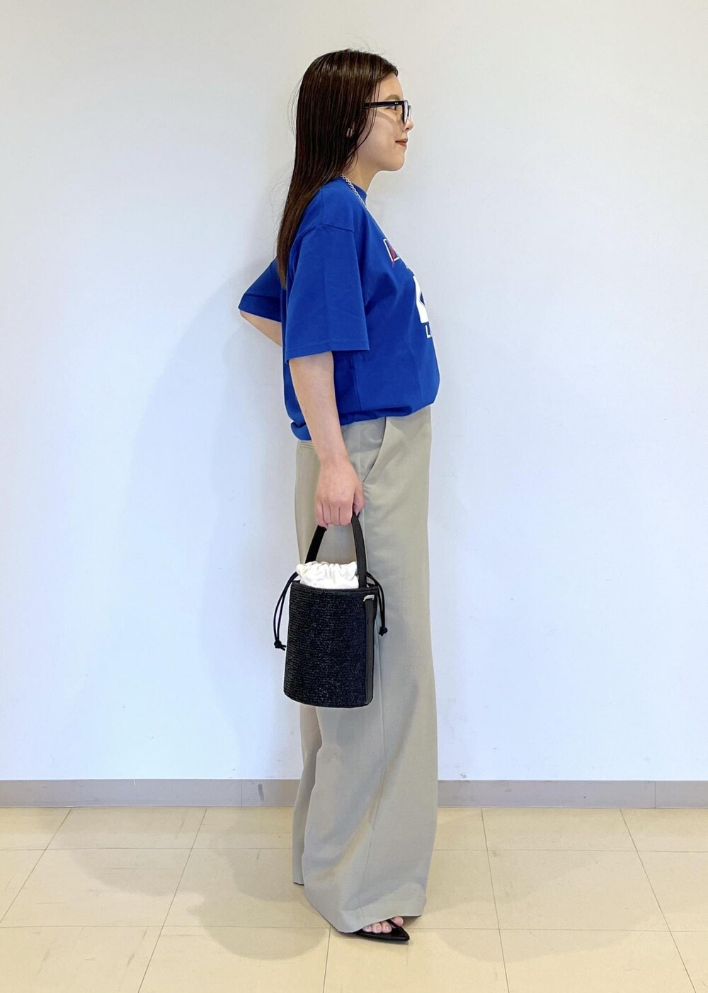 「バッグ、ミニバッグ、24ss夏の新作、oblada、オブラダ、ブルー、Tシャツ、ロゴ、プリント、パンツ、ADAM ET ROPÉ、FEMME、SDGs、サステナブル、骨格ストレート」｜「ADAM ET ROPE'の【サステナブル】ナロークロスストラップサンダル（サンダル、ブラック系）」を使った、adamtanakaさん（レディース・158cm）の夏コーディネートの5枚目の写真