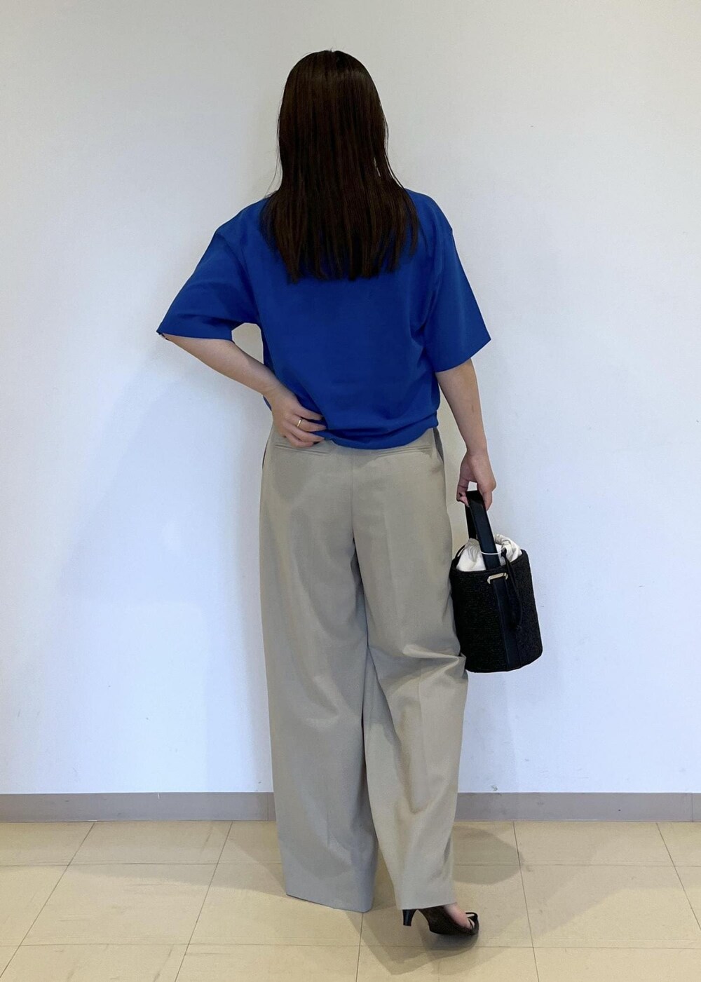 「バッグ、ミニバッグ、24ss夏の新作、oblada、オブラダ、ブルー、Tシャツ、ロゴ、プリント、パンツ、ADAM ET ROPÉ、FEMME、SDGs、サステナブル、骨格ストレート」｜「ADAM ET ROPE'の【サステナブル】ナロークロスストラップサンダル（サンダル、ブラック系）」を使った、adamtanakaさん（レディース・158cm）の夏コーディネートの4枚目の写真