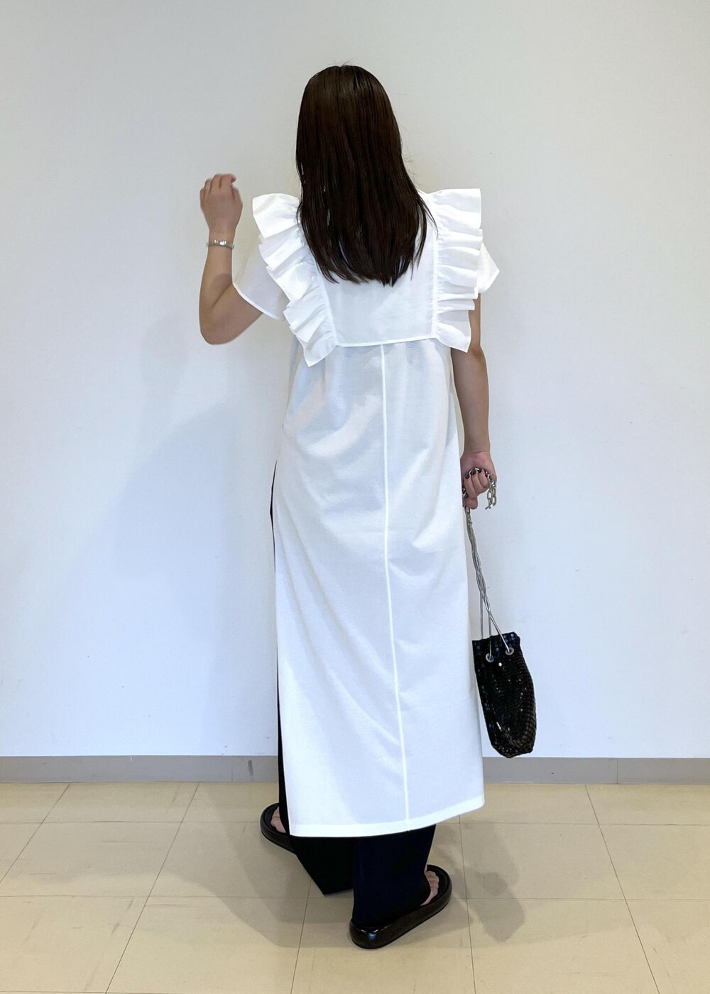「24ss夏の新作、ワンピ、バッグ、ビゴター、BIGOTRE、ホワイト、ワンピース、パンツ、サンダル、ADAM ET ROPÉ、FEMME、SDGs、サステナブル、骨格ストレート、イエベ」|「ADAM ET ROPE'の【BIGOTRE(ビゴター)】PURSE METAL MINI(ハンドバッグ、ブラック系)」を使った、adamtanakaさん(レディース・158cm)の夏コーディネートの4枚目の写真