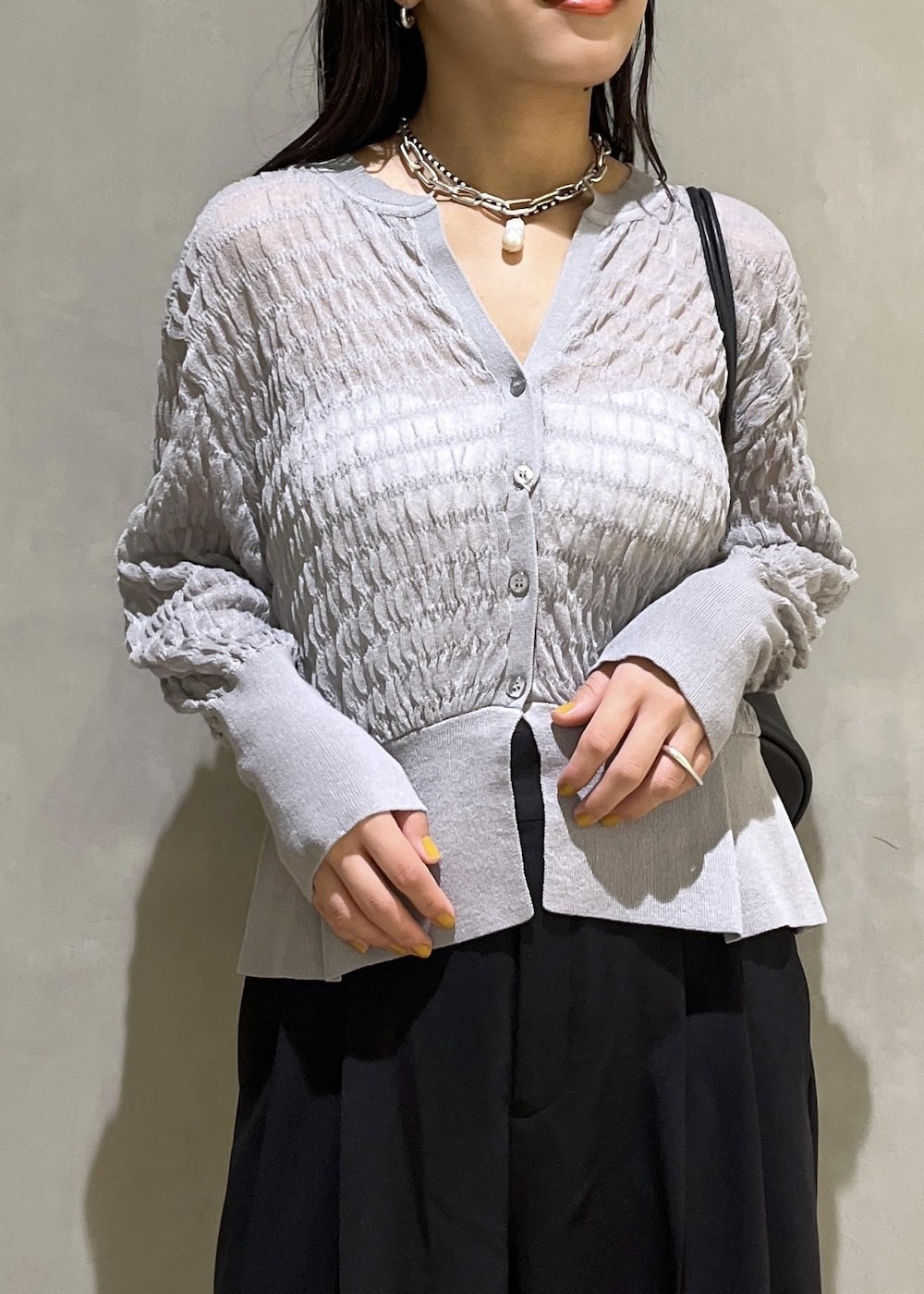 「Hai、ハイ、WEB限定、WEB限定商品、WEB限定アイテム、シアー、ペプラム、カーディガン、Aeta、アエタ、バッグ、アクセサリー、ネックレス、ブラック、グレー」｜「haiの【HAI】FRANCES NECKLACE（ネックレス、ブラック系）」を使った、adamtanakaさん（レディース・158cm）の夏コーディネートの5枚目の写真