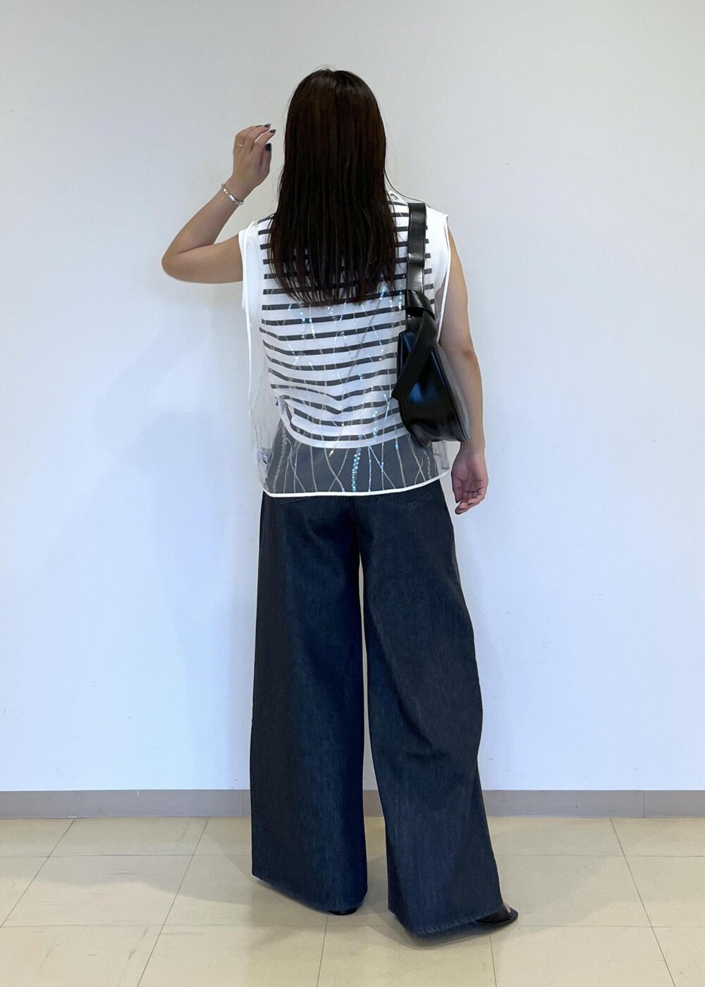 「NEEDBY、ニードバイ、バッグ、Benamun、24ss夏の新作、別注、ブラック、ホワイト、カットソー、デニム、ワイド、ADAM ET ROPÉ、FEMME、SDGs、サステナブル」｜「ADAM ET ROPE'のストレッチブーツサンダル（ブーツ、ブラック系）」を使った、adamtanakaさん（レディース・158cm）の夏コーディネートの4枚目の写真