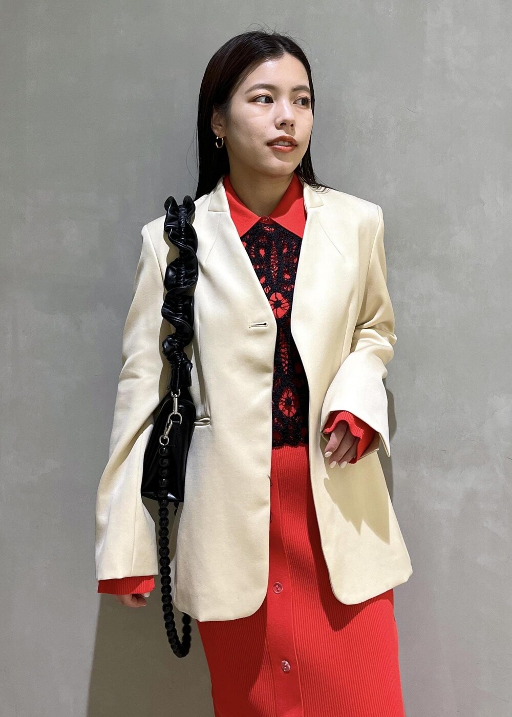 ブラック系のローファー、レッド系のスカート、レッド系のカーディガン/ボレロを着用したレディースの冬コーディネートの6枚目の写真