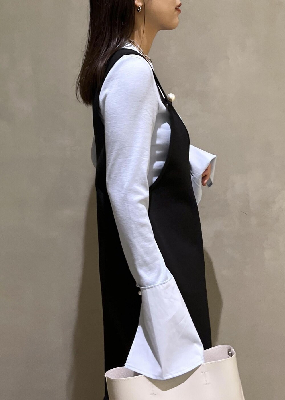 「バッグ、カットソー、サイドゴア、ブラック、WEB限定、WEB限定商品、WEB限定アイテム、パール、ADAM ET ROPÉ、FEMME、SDGs、サステナブル、骨格ストレート、イエベ、きれいめカジュアル」｜「ADAM ET ROPE'の【A4・PC対応】ダブルポケットトートバッグ（トートバッグ、ホワイト系）」を使った、adamtanakaさん（レディース・158cm）の秋コーディネートの8枚目の写真