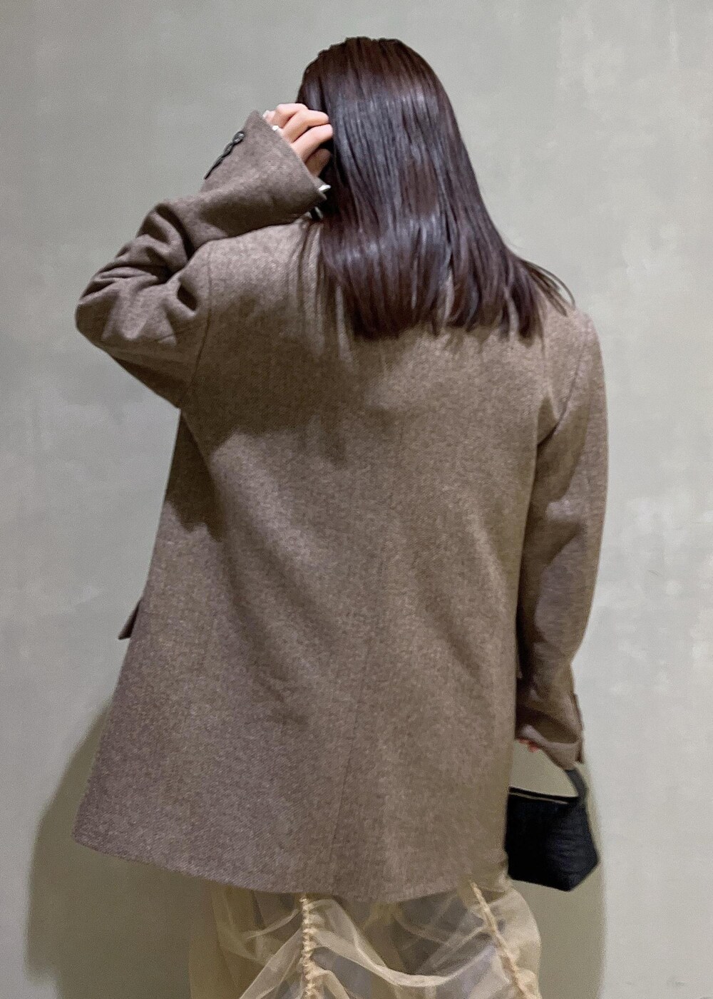 「デニム、シアー、パンプス、バッグ、ミニバッグ、ROLLAS、ローラス、ローラスデニム、GANNI、ガニー、LOW CLASSIC、LOWCLASSIC、ロウクラシック、ブラウンコーデ、ADAM ET ROPÉ」｜「ADAM ET ROPE'のフォルムウェッジパンプス（パンプス、ブラック系）」を使った、adamtanakaさん（レディース・158cm）の冬コーディネートの8枚目の写真