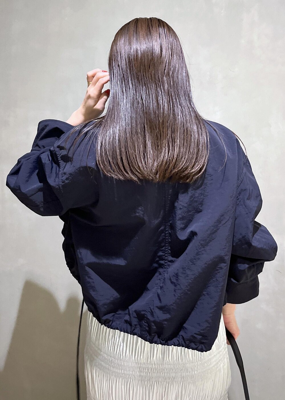 「24ss春の新作、AER、WEB限定、WEB限定商品、WEB限定アイテム、ブルゾン、アウター、ネイビー、Tシャツ、ロゴ、スカート、シルバー、メタリック、ブーツ、サンダル」｜「ADAM ET ROPE'のメタルカーブチョーカー（チョーカー、シルバー系）」を使った、adamtanakaさん（レディース・158cm）の春コーディネートの8枚目の写真