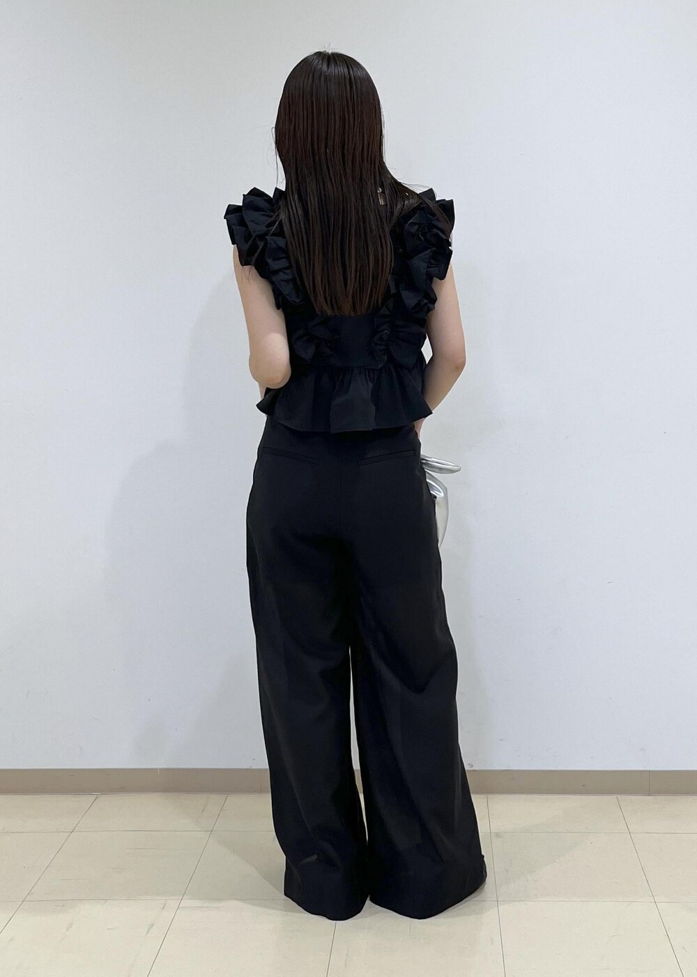 「シアー、フリル、バッグ、ショルダーバッグ、サンダル、ブラック、ブラックコーデ、ADAM ET ROPÉ、FEMME、SDGs、サステナブル、骨格ストレート、イエベ、フェミニン、モード」｜「ADAM ET ROPE'の【サステナブル】ナロークロスストラップサンダル（サンダル、ブラック系）」を使った、adamtanakaさん（レディース・158cm）の夏コーディネートの4枚目の写真