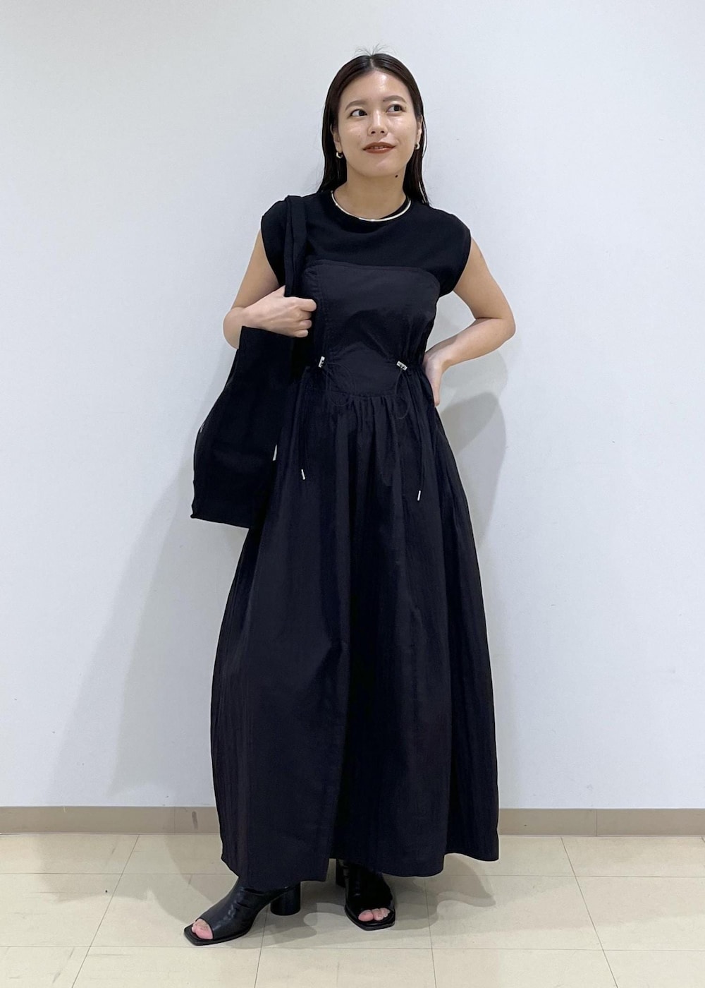 「ワンピース、サンダル、ブラックコーデ、バッグ、トートバッグ、IDEA、アイデア、ブラック、モード、ADAM ET ROPÉ、FEMME、SDGs、サステナブル、骨格ストレート、イエベ」｜「ADAM ET ROPE'のストレッチブーツサンダル（ブーツ、ブラック系）」を使った、adamtanakaさん（レディース・158cm）の夏コーディネートの2枚目の写真