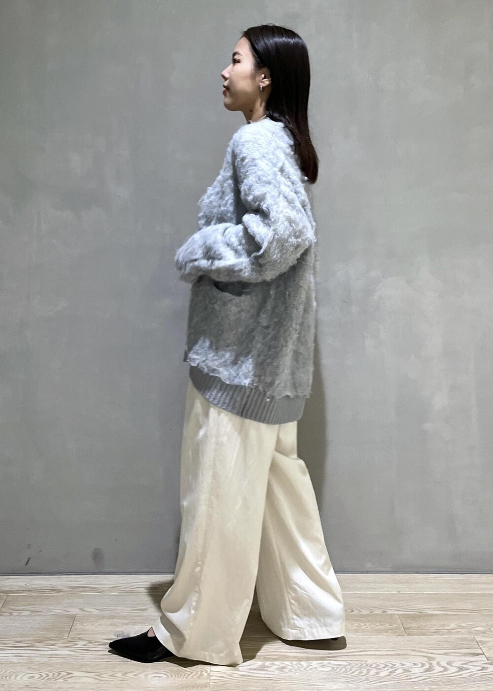 「バッグ、WEB限定、WEB限定商品、WEB限定アイテム、グレー、ADAM ET ROPÉ、FEMME、SDGs、サステナブル、骨格ストレート、イエベ、きれいめカジュアル、大人カジュアル、レイヤード、秋」｜「ADAM ET ROPE'のノットハンドルミニバッグ（ハンドバッグ、ブラック系）」を使った、adamtanakaさん（レディース・158cm）の秋コーディネートの2枚目の写真