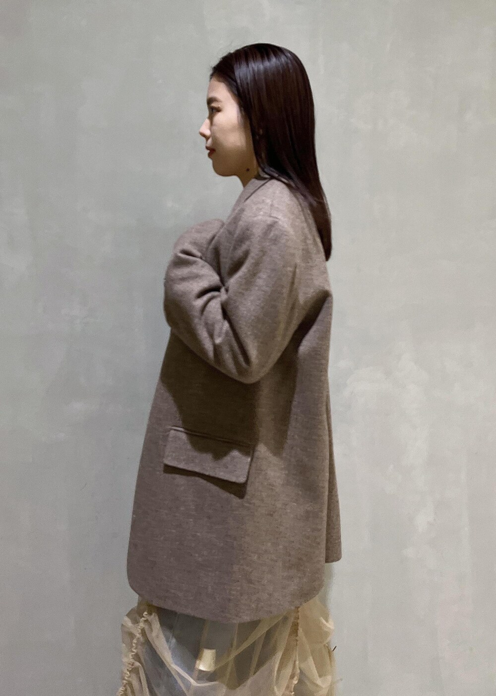 「デニム、シアー、パンプス、バッグ、ミニバッグ、ROLLAS、ローラス、ローラスデニム、GANNI、ガニー、LOW CLASSIC、LOWCLASSIC、ロウクラシック、ブラウンコーデ、ADAM ET ROPÉ」｜「ADAM ET ROPE'のフォルムウェッジパンプス（パンプス、ブラック系）」を使った、adamtanakaさん（レディース・158cm）の冬コーディネートの7枚目の写真