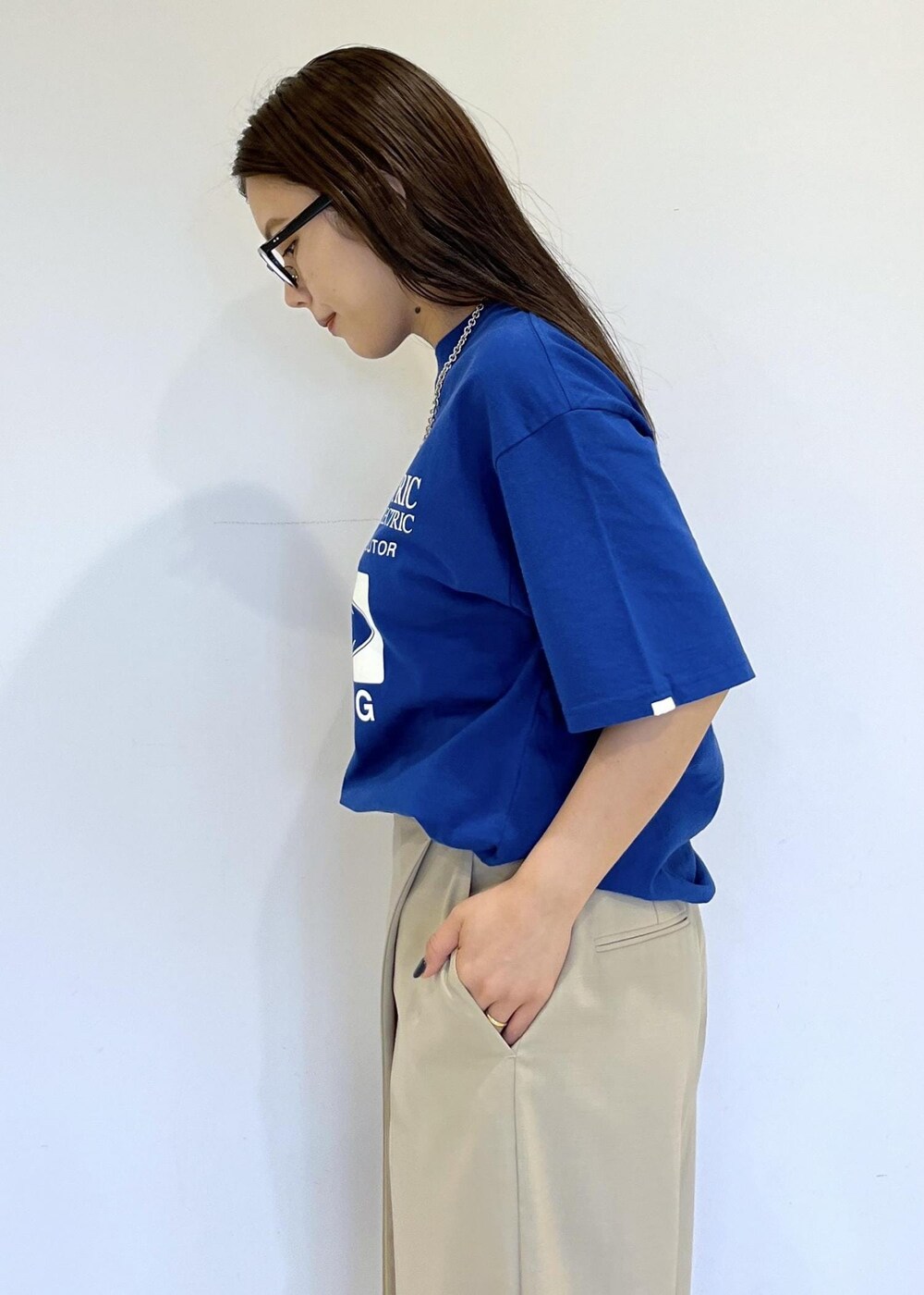 「バッグ、ミニバッグ、24ss夏の新作、oblada、オブラダ、ブルー、Tシャツ、ロゴ、プリント、パンツ、ADAM ET ROPÉ、FEMME、SDGs、サステナブル、骨格ストレート」｜「ADAM ET ROPE'の【サステナブル】ナロークロスストラップサンダル（サンダル、ブラック系）」を使った、adamtanakaさん（レディース・158cm）の夏コーディネートの7枚目の写真