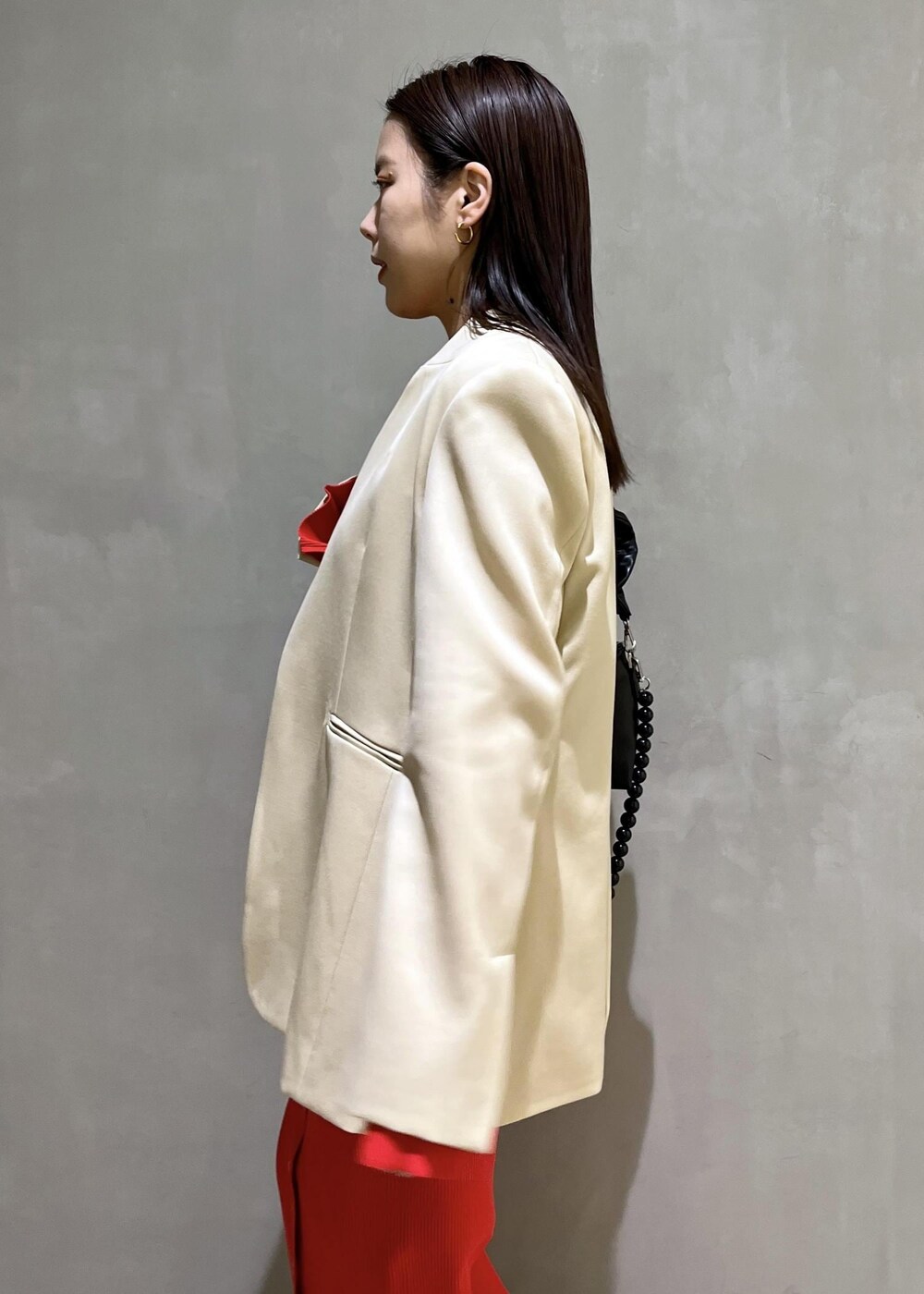 ブラック系のローファー、レッド系のスカート、レッド系のカーディガン/ボレロを着用したレディースの冬コーディネートの7枚目の写真