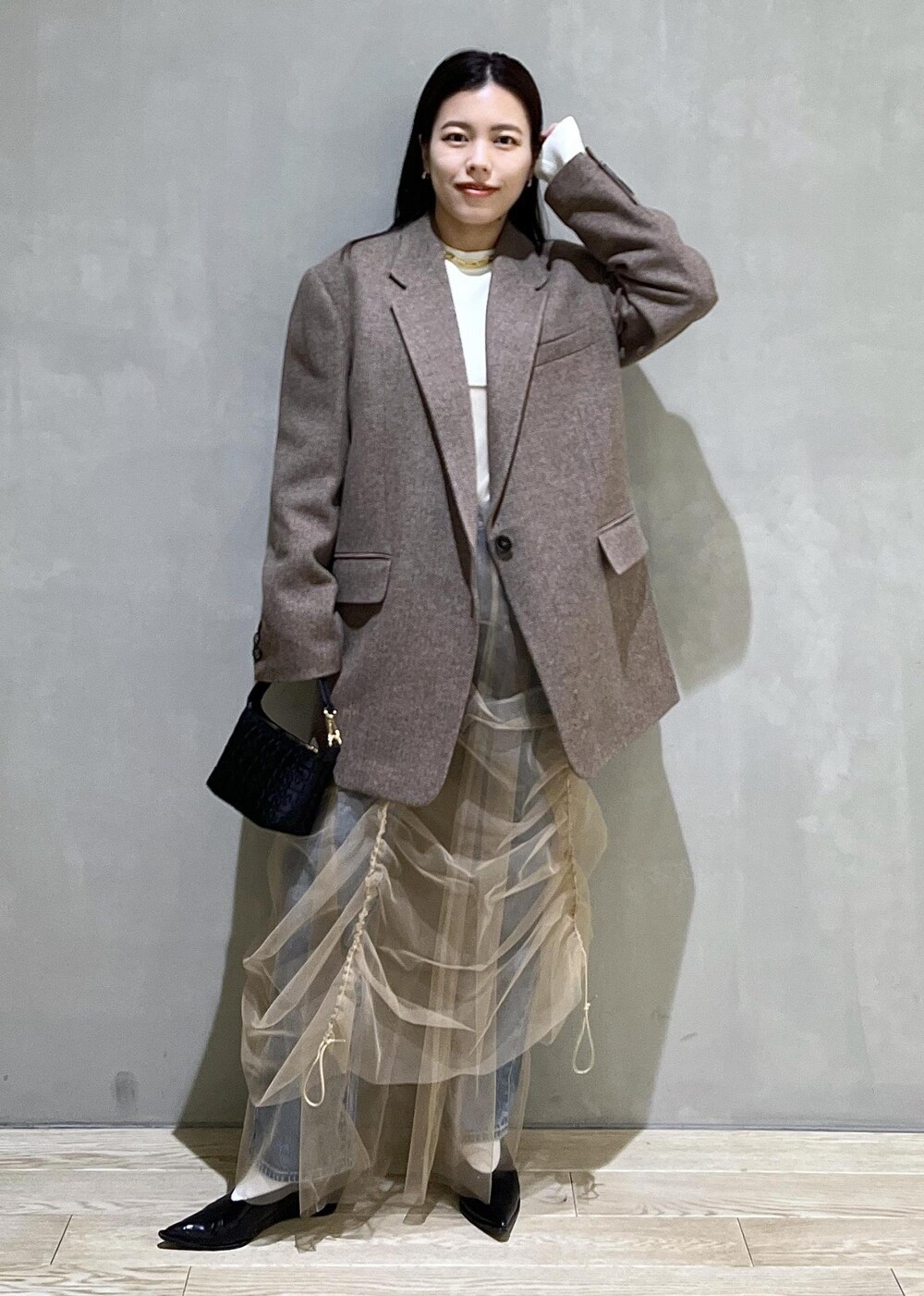 「デニム、シアー、パンプス、バッグ、ミニバッグ、ROLLAS、ローラス、ローラスデニム、GANNI、ガニー、LOW CLASSIC、LOWCLASSIC、ロウクラシック、ブラウンコーデ、ADAM ET ROPÉ」｜「ADAM ET ROPE'のフォルムウェッジパンプス（パンプス、ブラック系）」を使った、adamtanakaさん（レディース・158cm）の冬コーディネートの2枚目の写真