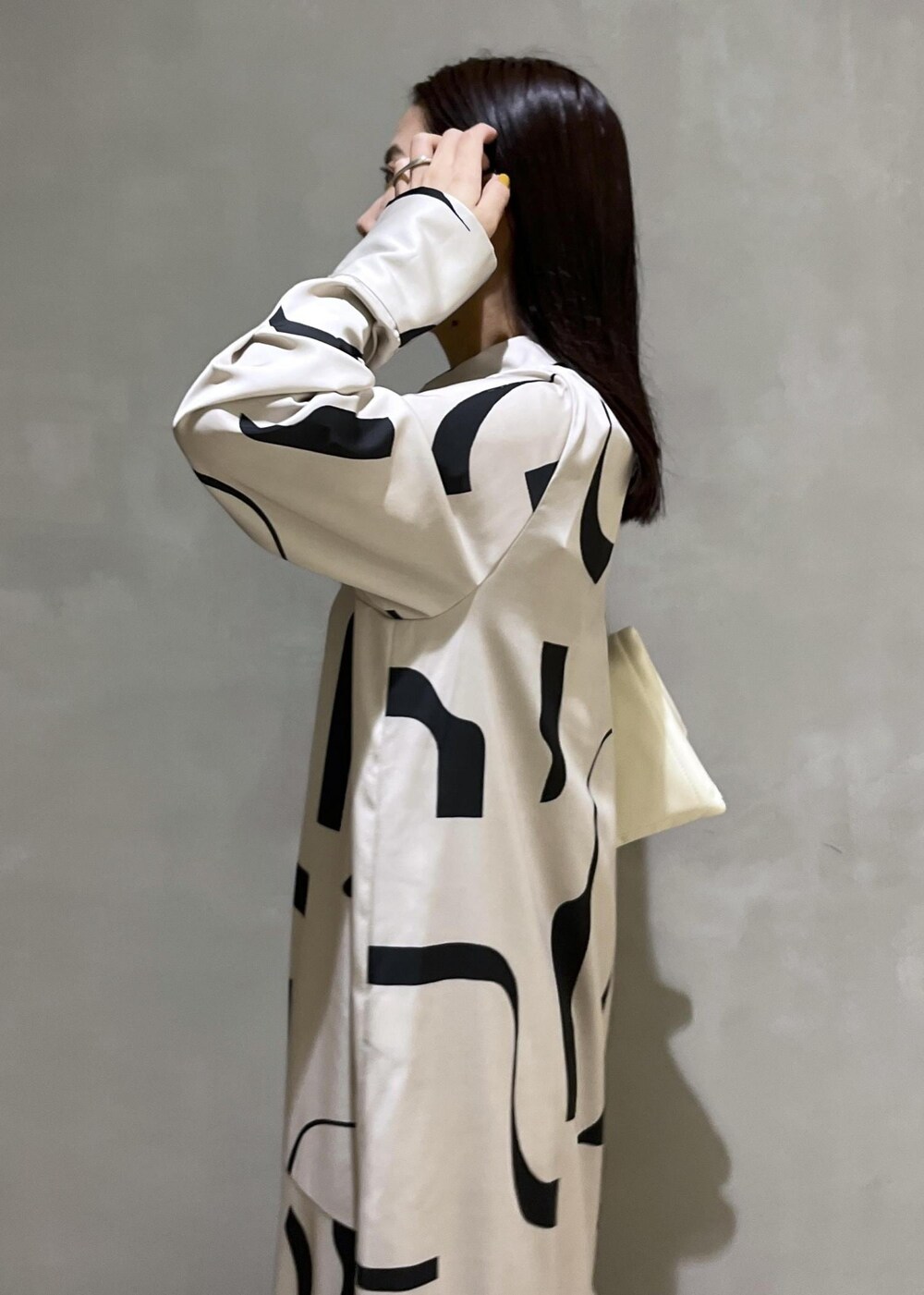「ロングブーツ、プリント、バッグ、ベージュ、チョーカー、アクセサリー、ハンドバッグ、ワンピース、ブーツ、ADAM ET ROPÉ、FEMME、SDGs、サステナブル、骨格ストレート、イエベ」｜「ADAM ET ROPE'のナロースクエアフラットロングブーツ（ブーツ、ブラック系）」を使った、adamtanakaさん（レディース・158cm）の秋コーディネートの6枚目の写真