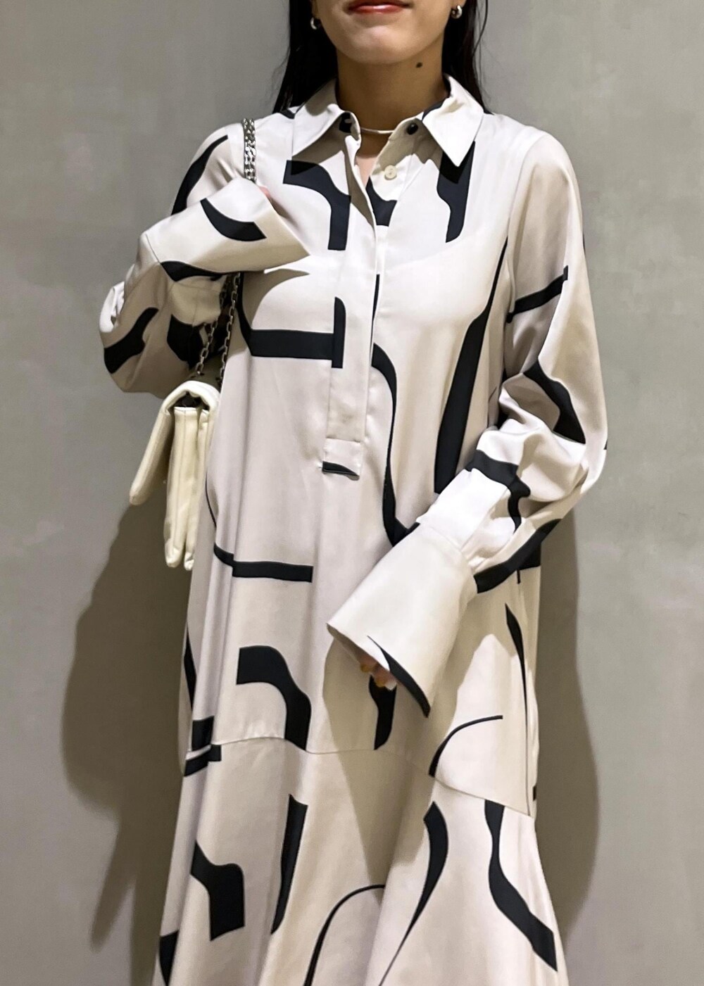 「ロングブーツ、プリント、バッグ、ベージュ、チョーカー、アクセサリー、ハンドバッグ、ワンピース、ブーツ、ADAM ET ROPÉ、FEMME、SDGs、サステナブル、骨格ストレート、イエベ」｜「ADAM ET ROPE'のナロースクエアフラットロングブーツ（ブーツ、ブラック系）」を使った、adamtanakaさん（レディース・158cm）の秋コーディネートの5枚目の写真